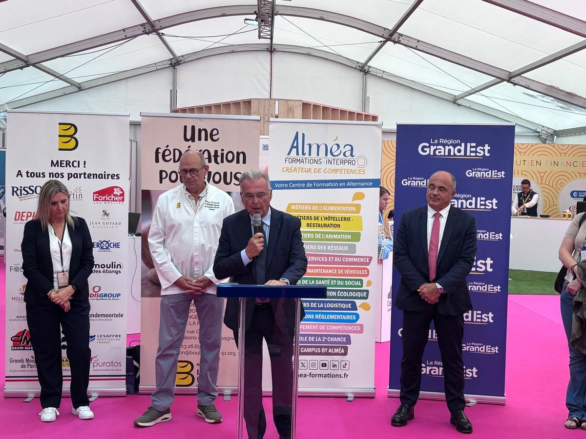 cnbpf's tweet photo. 🥖 Dominique Anract, président de la @cnbpf , et Xavier Casalini, secrétaire général, sont présents à la 80ᵉ Foire de Châlons-en-Champagne ce jour, en présence de Philippe Chaumeille, Président de la Fédération de la Boulangerie de la Marne, et de Jean-Marc Gout, Président de la Fédération des Artisans Boulangers-Pâtissiers des Ardennes et Président de la Région boulangère Grand Est.

🤝 Xavier Casalini a également participé à la table ronde « Les patrimoines UNESCO, facteurs d’attractivité et de rayonnement », un temps d’échange autour de la valorisation de nos savoir-faire et de leur rôle dans le rayonnement des territoires.

🎤 Intervention du Président de l’U2P, Michel Picon, accompagné de Maurice Karotsch, Président de l’U2P Grand Est.

👨‍🍳 Cet événement est aussi l’occasion de faire découvrir et de partager le savoir-faire de nos artisans boulangers !

🥐🍞 Une belle occasion  de faire découvrir et de partager le savoir-faire de nos artisans boulangers !

#foiredechâlons #châlonsenchampagne #boulangerieartisanale #savoirfaire #boulangerie