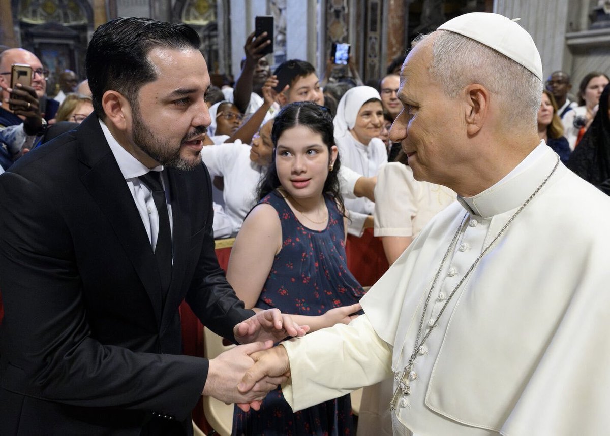 delpynews's tweet photo. ▶️ LUIS BELLO CONOCIÓ AL PAPA Y PIDIÓ SU BENDICIÓN PARA ASUNCIÓN | 🇵🇾🇻🇦

👉El intendente de la capital, Luis Bello, compartió un encuentro con el Papa León XIV junto a su familia en el Vaticano.

💭"Le pedimos su bendición para nuestra querida Asunción, y él la bendijo junto con todo su pueblo", escribió el jefe comunal en su cuenta de X.