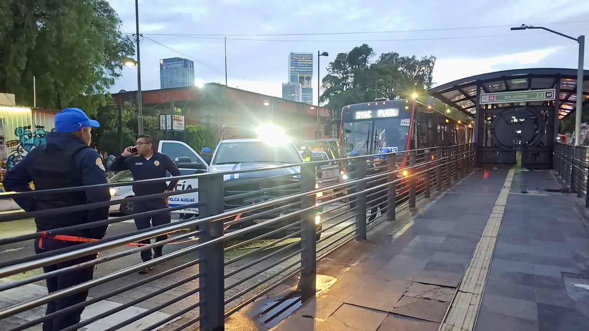 Politica30's tweet photo. 🚨 #ÚLTIMAHORA | MUJER MUERE ARROLLADA POR METROBÚS EN #BALDERAS

Una mujer perdió la vida tras ser arrollada por una unidad de la Línea 3 del Metrobús, frente a la estación Balderas.

El cuerpo quedó sobre el carril confinado, con dirección al sur #CDMX 1/2 https://t.co/1M6clEAWaO