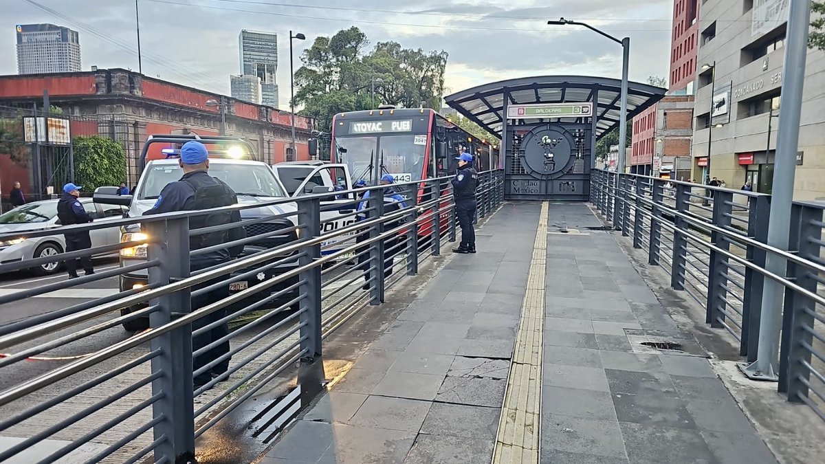 Politica30's tweet photo. 🚨 #ÚLTIMAHORA | MUJER MUERE ARROLLADA POR METROBÚS EN #BALDERAS

Una mujer perdió la vida tras ser arrollada por una unidad de la Línea 3 del Metrobús, frente a la estación Balderas.

El cuerpo quedó sobre el carril confinado, con dirección al sur #CDMX 1/2 https://t.co/1M6clEAWaO