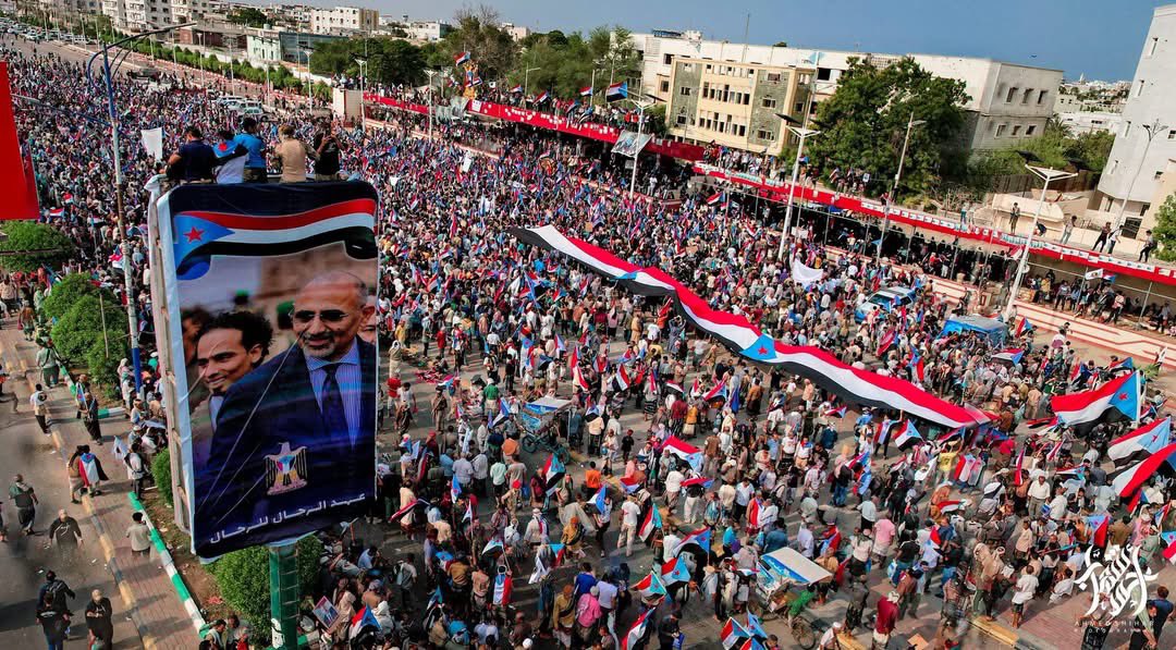 yaseralyafai's tweet photo. هذه الجماهير التي احتشدت في عدن قالت كلمتها بوضوح: إرادة الشعوب لا تُهزم بالقوة، ولا تُفرض عليها المشاريع من الخارج.

مليونية عدن أسقطت سياسيًا وشعبيًا كل مشروع حاول فرض واقع جديد على الجنوب بعيدًا عن إرادة أبنائه، وأكدت أن الكلمة الأخيرة ستبقى لشعب الجنوب، وأن إرادته أقوى من الضغوط والمال والقوة.