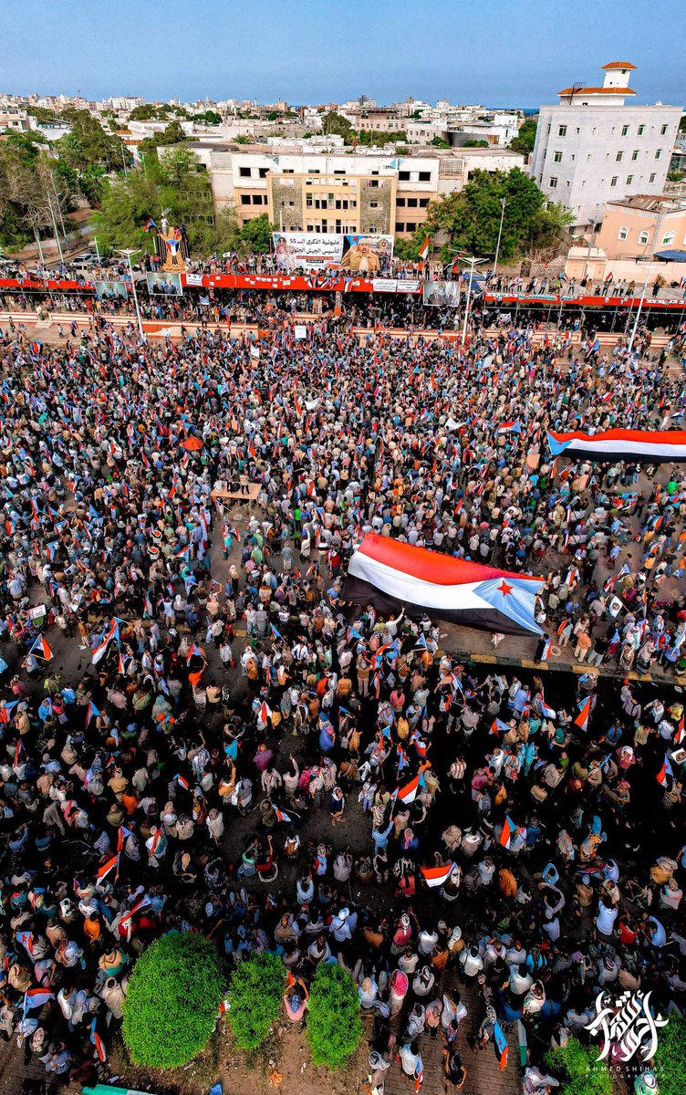 yaseralyafai's tweet photo. هذه الجماهير التي احتشدت في عدن قالت كلمتها بوضوح: إرادة الشعوب لا تُهزم بالقوة، ولا تُفرض عليها المشاريع من الخارج.

مليونية عدن أسقطت سياسيًا وشعبيًا كل مشروع حاول فرض واقع جديد على الجنوب بعيدًا عن إرادة أبنائه، وأكدت أن الكلمة الأخيرة ستبقى لشعب الجنوب، وأن إرادته أقوى من الضغوط والمال والقوة.