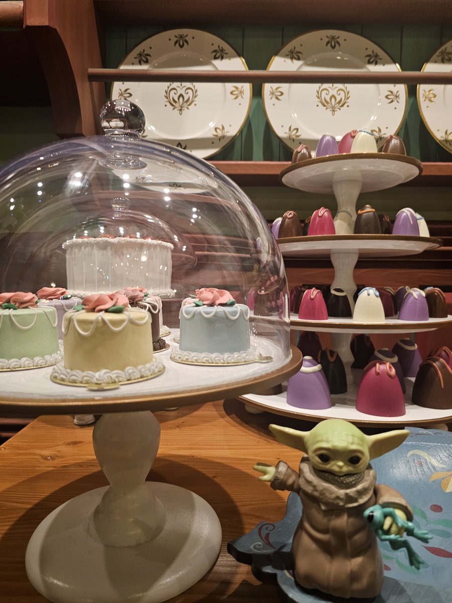 Grogutrip's tweet photo. ケーキだよー🍰💕
🍽️アレンデール・ロイヤルバンケット

#Grogu 
#BabyYoda
#WhereIsGrogu
#グローグーがいる生活
#旅するグローグー🇯🇵 https://t.co/rsHK2I7UPw