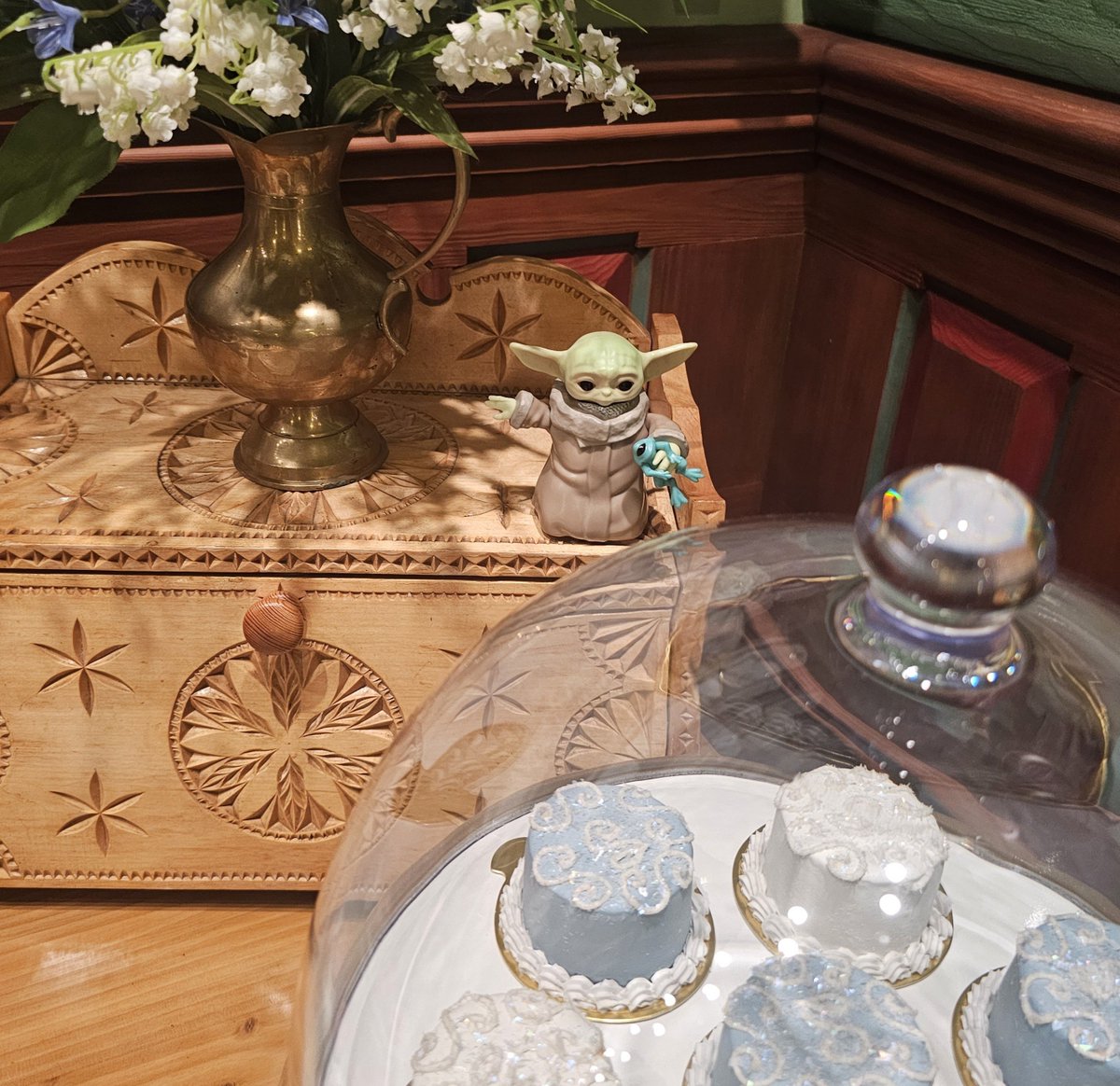 Grogutrip's tweet photo. ケーキだよー🍰💕
🍽️アレンデール・ロイヤルバンケット

#Grogu 
#BabyYoda
#WhereIsGrogu
#グローグーがいる生活
#旅するグローグー🇯🇵 https://t.co/rsHK2I7UPw