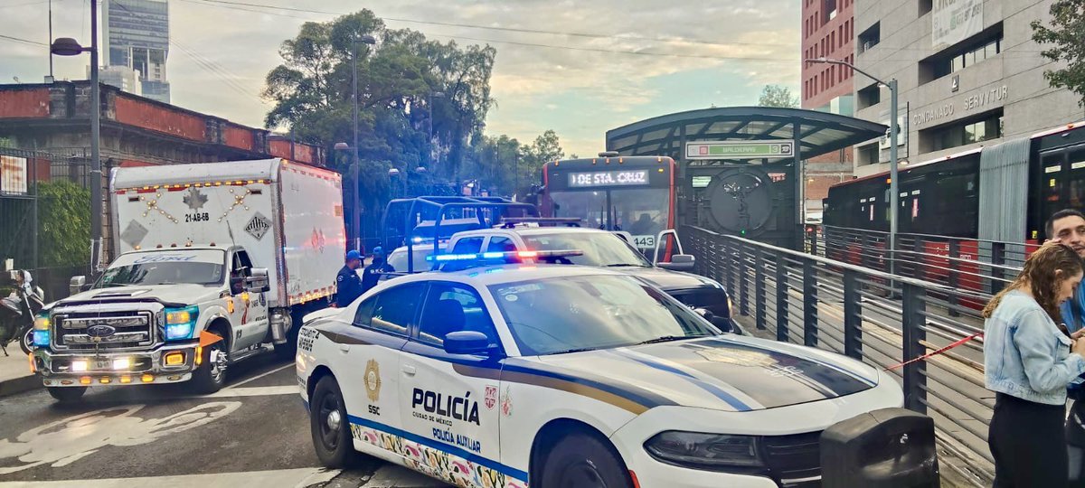 Politica30's tweet photo. 2/2 🚔 Policías de la @SSC_CDMX resguardan la escena en espera de peritos de la Fiscalía capitalina.

👮‍♂️ El conductor fue presentado ante las autoridades para declarar; será definida su situación jurídica.

📍 #CDMX. https://t.co/TOl9pnn1K1