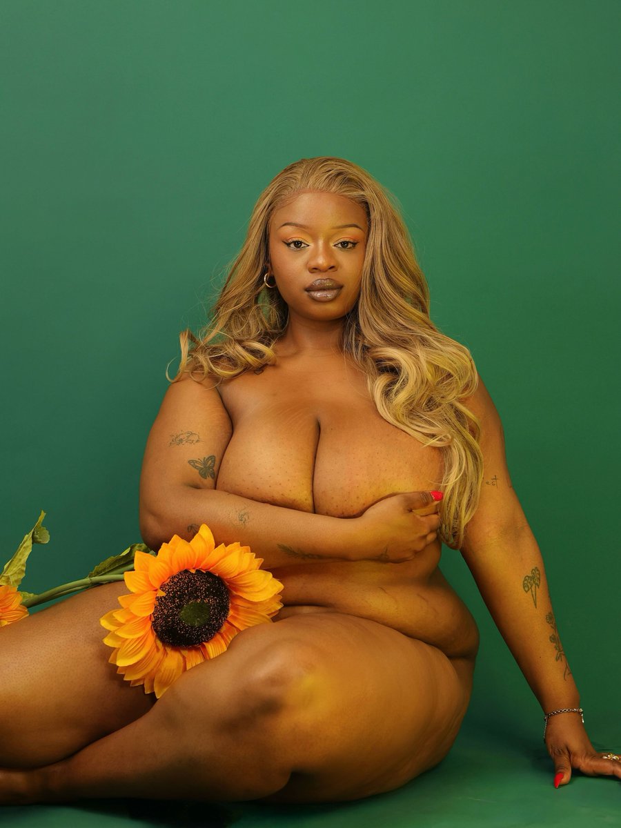 DonaldMakhasane's tweet photo. Thickleyonce is baaaaaack, with a bang this time🔥🔥🔥. Love how she motivates thick andncurvy girls to be seen as normal https://t.co/lErdehGFYs
