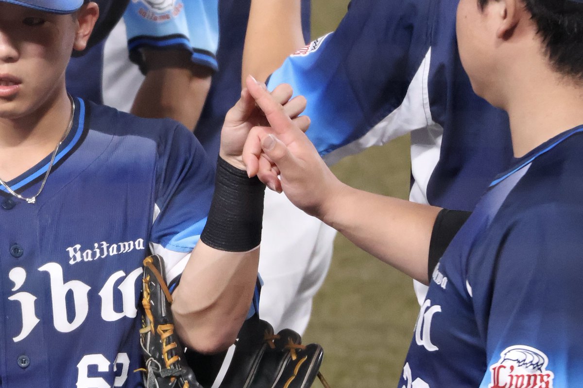 lion_no_suke's tweet photo. 2026.09.01
滝澤くんがベンチに戻ってくる時、「人差し指をぎゅっとにぎる」以外にも色々やってることが判明😳
・小指をあわせる
・人差し指をつまむ
・指を差し返す
・手をにぎる
ってかベンチのみなさんの一瞬の要求にぜんぶ応えてる滝澤くんがすごすぎ🤣

#滝澤夏央 https://t.co/9O8OmGxAD6