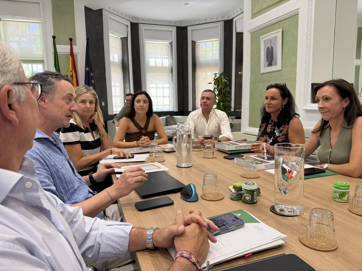 Fina_MartinezG's tweet photo. Iniciamos el curso con una nueva reunión del Consejo de Dirección de la @medioamband para analizar el trabajo que tenemos por delante.

En esta mesa hay ilusión, esfuerzo y compromiso para seguir haciendo de Andalucía una comunidad cada vez más sostenible. https://t.co/WmTb1kTLhz
