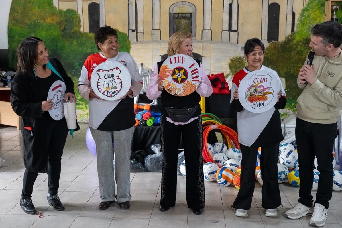 MarioSeccoOK's tweet photo. 👵🏼👴🏽 MUESTRA GRUPAL Y AYUDAS A INSTITUCIONES

🎨 Se llevó a cabo una nueva edición de la Muestra Grupal con las producciones de los diferentes talleres de formación permanente que se desarrollan en los Centros de Jubilados e instituciones de la ciudad. 

🫱🏼‍🫲🏽 El encuentro fue en el Club Piria, donde la Muni en conjunto con la Fundación Banco Provincia hizo entrega de materiales a la institución anfitriona, Ateneo Juvenil, Pettirossi, Mosconi, Hilos del Plata, Recreativos de Abuelos de El Dique, Retoños de Abril, Unión Docentes Jubilados y Barrio Progreso.