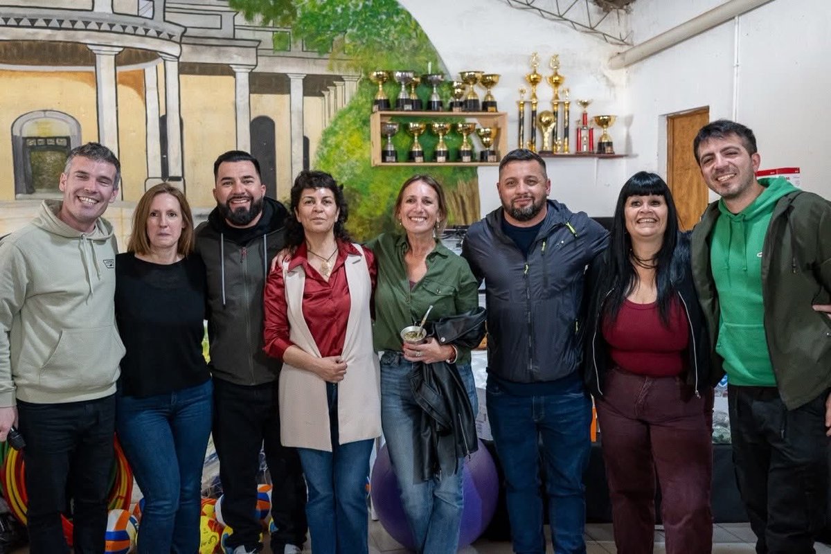 MarioSeccoOK's tweet photo. 👵🏼👴🏽 MUESTRA GRUPAL Y AYUDAS A INSTITUCIONES

🎨 Se llevó a cabo una nueva edición de la Muestra Grupal con las producciones de los diferentes talleres de formación permanente que se desarrollan en los Centros de Jubilados e instituciones de la ciudad. 

🫱🏼‍🫲🏽 El encuentro fue en el Club Piria, donde la Muni en conjunto con la Fundación Banco Provincia hizo entrega de materiales a la institución anfitriona, Ateneo Juvenil, Pettirossi, Mosconi, Hilos del Plata, Recreativos de Abuelos de El Dique, Retoños de Abril, Unión Docentes Jubilados y Barrio Progreso.