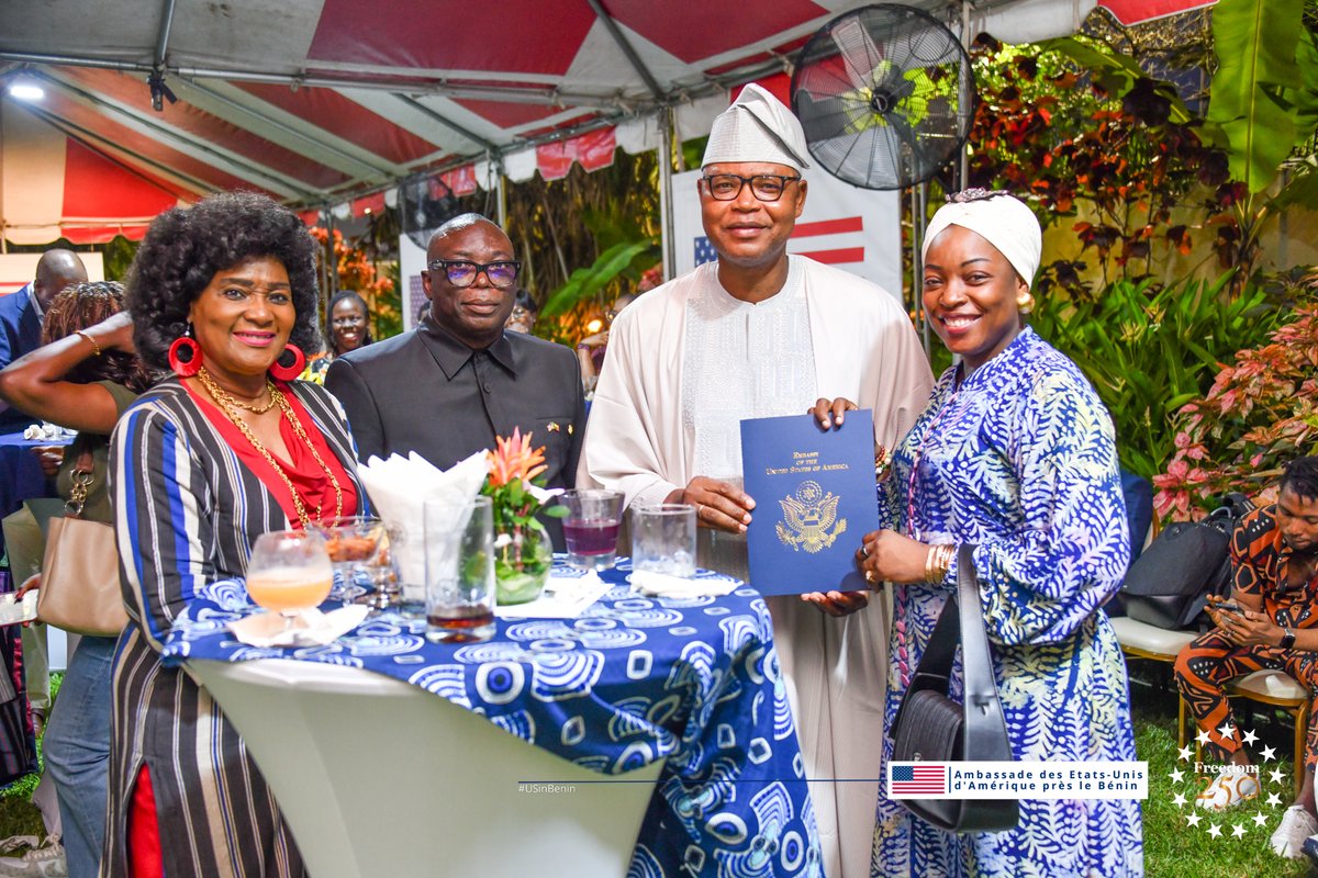 USEmbassyBenin's tweet photo. 🇧🇯 Les alumni béninois des programmes d’échange du gouvernement américain se sont retrouvés autour d’une soirée placée sous le signe du réseautage et du mentorat. 

Des leaders confirmés aux jeunes professionnels, les participants ont partagé leurs expériences, renforcé leurs liens et exploré de nouvelles façons d’accompagner la prochaine génération de participants aux programmes d’échange. 

L’expérience aux États-Unis n’est qu’un point de départ. De retour au Bénin, nos alumni continuent de mettre leurs acquis et leurs réseaux au service de leurs communautés, tout en renforçant les liens entre les États-Unis et le Bénin. 

#USinBenin #ExchangeAlumni #USExchangePrograms