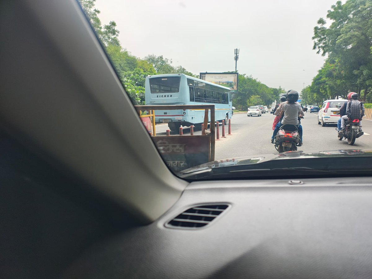 Ch_Upendra's tweet photo. Daily 3-4 km traffic jam in morning from mayur vihar flyover to film City on greater Noida expressway due to unnecessary barricading of one lane under dnd flyover. Though police personnel are posted there but mostly busy with their cell phone. https://t.co/oKaBxtYZvd