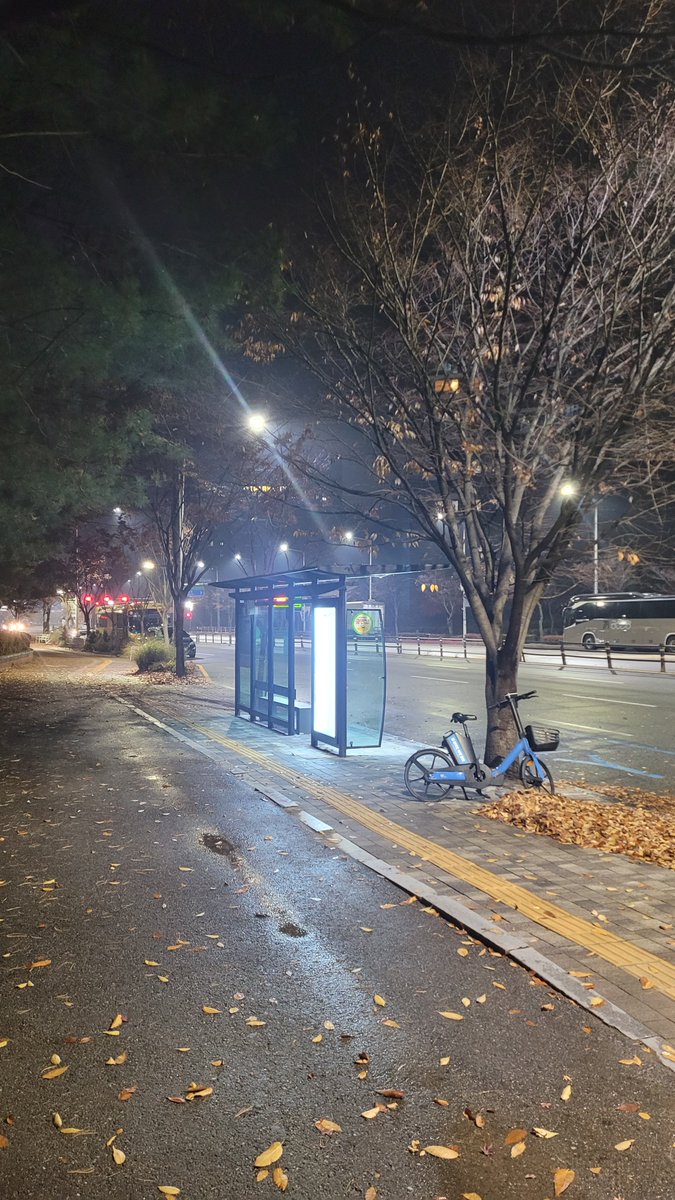 sung_un_0's tweet photo. 어느새벽 텅빈 정류장 https://t.co/0befSfUkq2