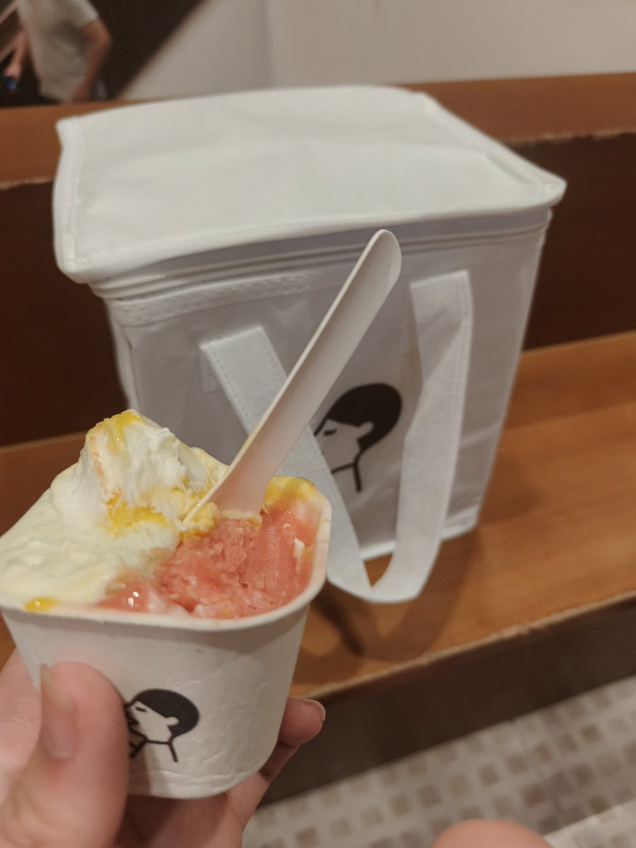 beidengtiao's tweet photo. lab店一次性吃两个蛋糕一个雪糕，味道不错，抹茶好吃😋 https://t.co/hmeMUTwsQc