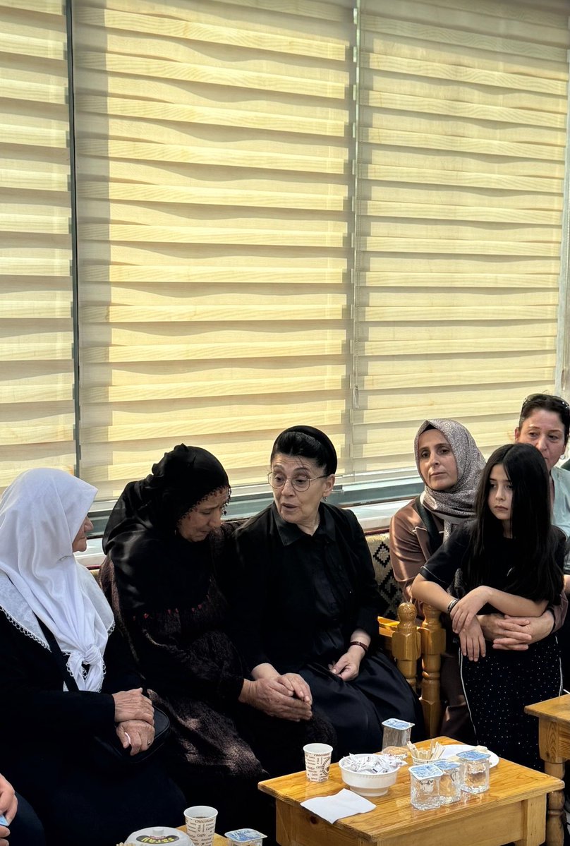SevilayyCelenk's tweet photo. Narin'in anneannesi Remziye Anne, babaannesi, kardeşi Eren, yengesi, kuzeni güzelim İlayda Mehdi Zana'nın taziyesine katılmış bugün.

Leyla Zana:

"Biz zulüm gördük. Sizler Güran ailesi, zulmün zulmünü gördünüz.” demiş.

Zulüm gören çok kişide bu kavrayış yok... Leyla Zana olmak böyle bir bilgelik de aynı zamanda. Bir kez daha başı sağolsun...

@NarinveAilesiİçinAdalet

Aileye de bravo bunca zulme karşı nasıl vakur nasıl samimi bir hak ve adalet arayışı sürdürüyor. Acı düşen yere yetişmeye çalışıyor.