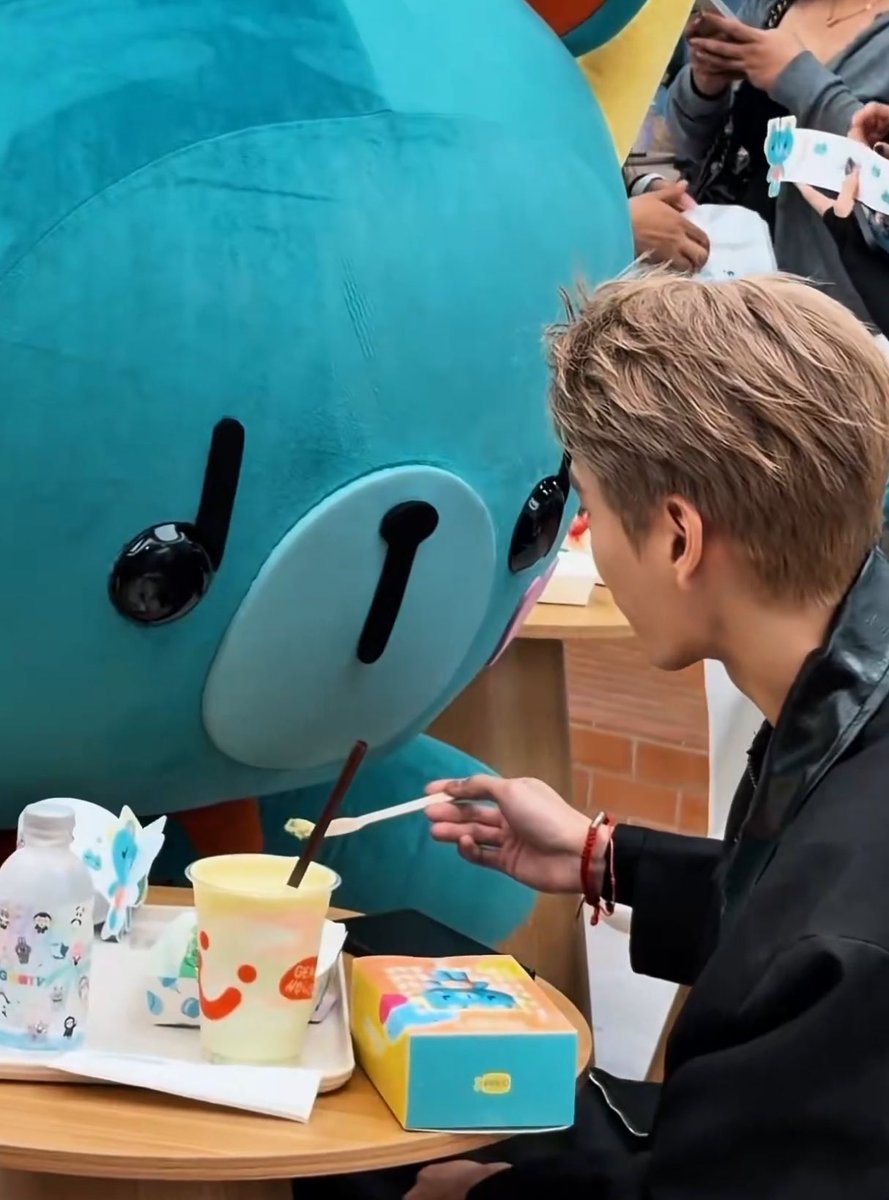 merrygoround95's tweet photo. ลูก...ติดนางมากเลยเนอะ🥺🤏🏻 เกิดมา ลืมตาดูโลก ก็เจอหม่าม้า คอยป้อนนม ป้อนกล้วยบด กล่อมนอน ตลอด 24ชม. บ้านนี้ไม่จ้างพี่เลี้ยงเลย เลี้ยงกันเองสองคนกับปะป๊าของลูก พอลูกโต ลูกก็เลย ติดหม่าม้ามาก🥺💕 ปะป๊าก้ติด แต่ติดหม่าม้ามากกว่า เพราะหม่าม้าใจดี ตามใจ ที่หนึ่งเลยยยยยย~ https://t.co/99XFtrvI8k