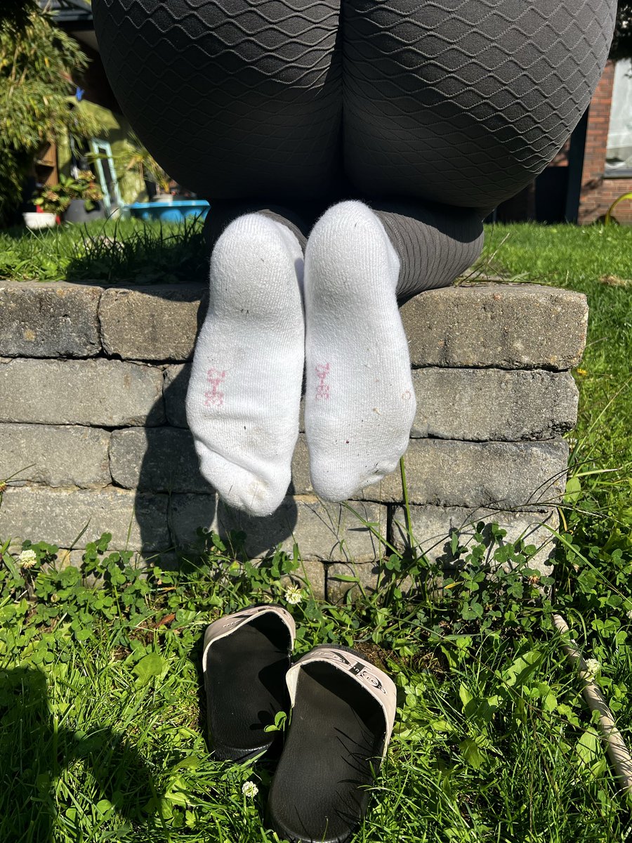MilasWorld2026's tweet photo. Socken an, Füße bereit … jetzt bist du dran.
Traust du dich, mir zu sagen, was du mit ihnen machen würdest? https://t.co/eNlzlmuCOT