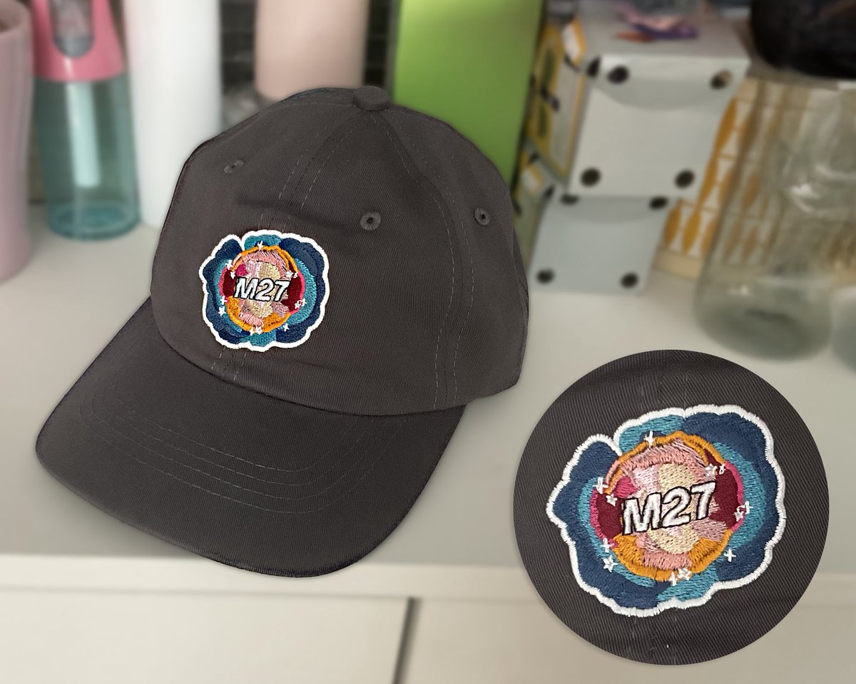 FranceInsoumise's tweet photo. NOUVELLE COLLECTION DE GOODIES ! 

Les nouveaux indispensables viennent d’arriver dans la boutique militante. 

La casquette M27 : mystérieuse, cosmique, et franchement stylée.
La casquette Tortue Sagace : iconique, maligne, imperturbable.
Deux BIC 4 couleurs :  parce que même nos idées méritent d’avoir plusieurs couleurs.

À porter, à utiliser, à offrir… et surtout à afficher fièrement. 💫

Chaque pièce portée, c’est un peu plus de nos couleurs partout, dans la rue, au bureau, en cours ou en terrasse  jusqu’en 2027 ! 

👉 La nouvelle collection est disponible dès maintenant dans la boutique militante : https://t.co/wJ1cq41WAK
