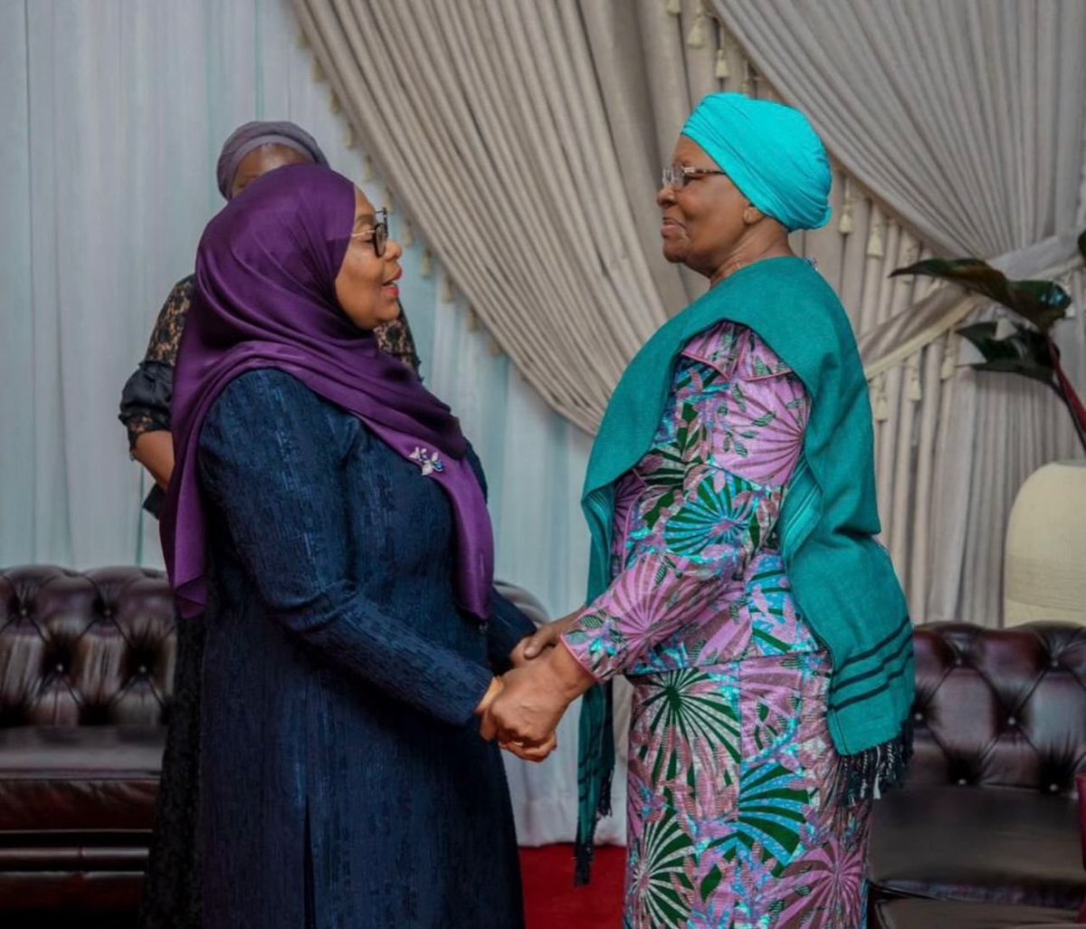 Dodoma_Zone_'s tweet photo. Mhe. Dkt. @SuluhuSamia , Rais wa Jamhuri ya Muungano wa Tanzania akisamiliama na Mhe,Netumbo Rais wa Jamhuri ya Namibia alipodhuria Sherehe za Uapisho wa Mhe. Hakainde Hichilema, Rais Mteule wa Jamhuri ya Zambia zilizofanyika katika Uwanja wa Taifa wa Mashujaa, Jijini Lusaka, https://t.co/GdZaXmb7Hi