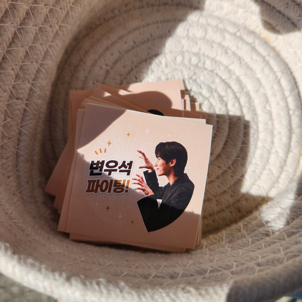 wooseoksyndrome's tweet photo. IU sent Wooseok’s favourite tteokbokki to the Solo Leveling set today!! 😭 #ByeonWooSeok

Top banner:
Byeon: Byeon Wooseok
Woo: Level of elegance
Seok: Master’s degree

Left banner:
Sung: Sung Jinwoo
Jin: Seriously
Woo: Elegance

Right banner:
Let’s level up together.. Anyway, Solo Leveling team fighting!