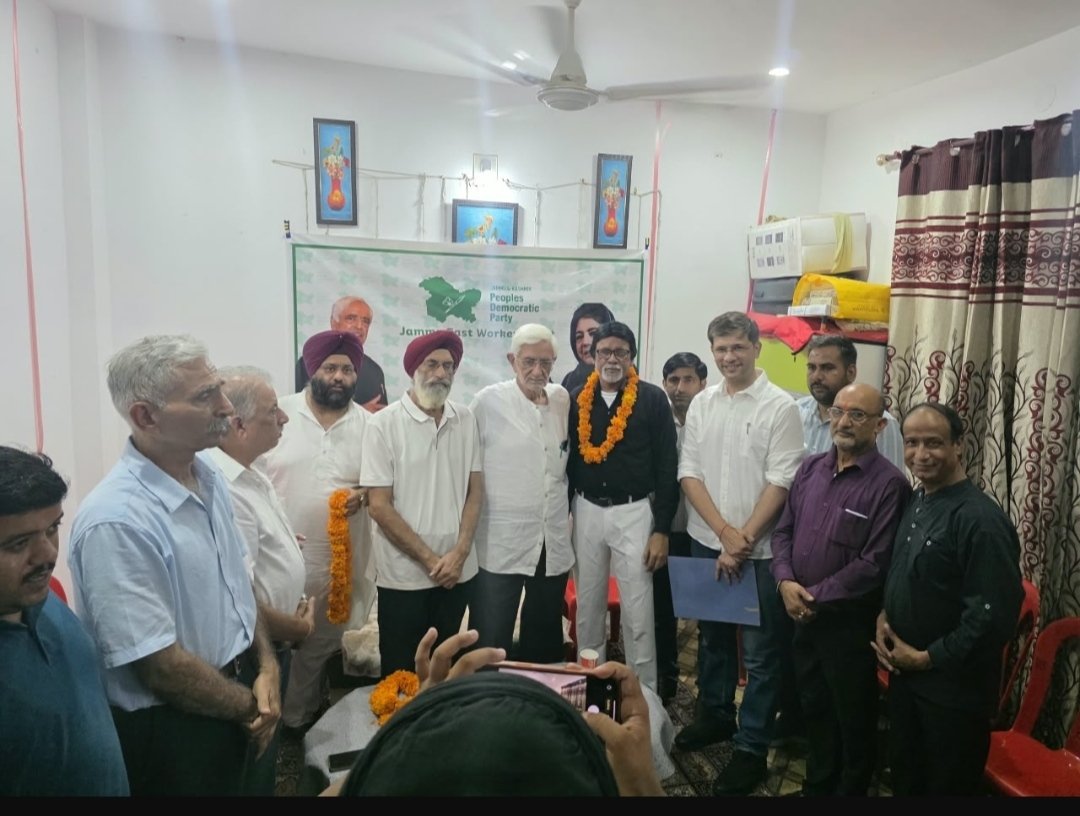 RajivUpdate's tweet photo. Jammu East Meeting.

Joining New Members in Peoples Democratic Party.

@MehboobaMufti 
@AdityaVgupta 
@jkpdp 
@YouthJKPDP 
@JKPDPian1 https://t.co/EvaZCVo1SF