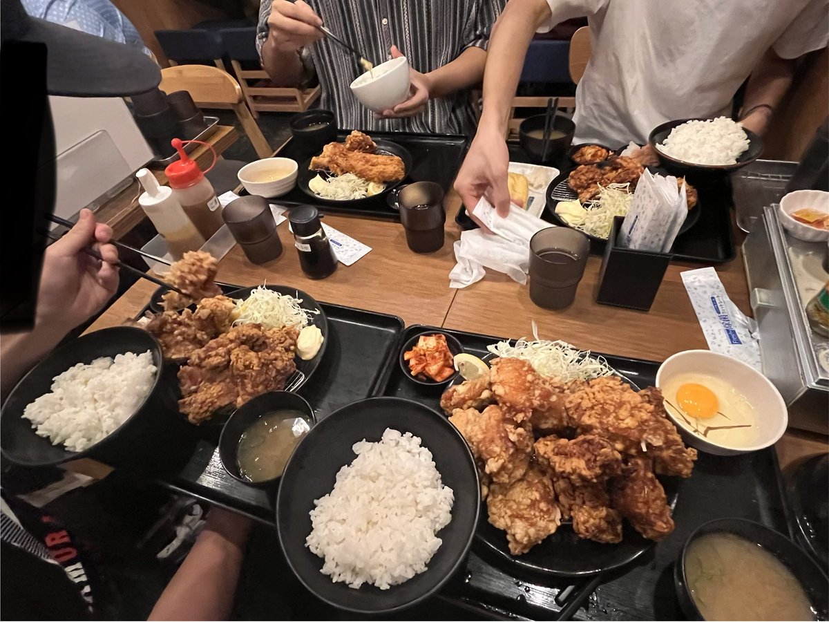 tabbakobako's tweet photo. 北海道のありとあらゆるソフトクリームを食べ尽くしました。合計9個でした。

いいハンターは動物に好かれると言われています。

少年なので大志を抱き倒します。

僕だけザンギは12個でした。もういいです https://t.co/WnaoKgQki4