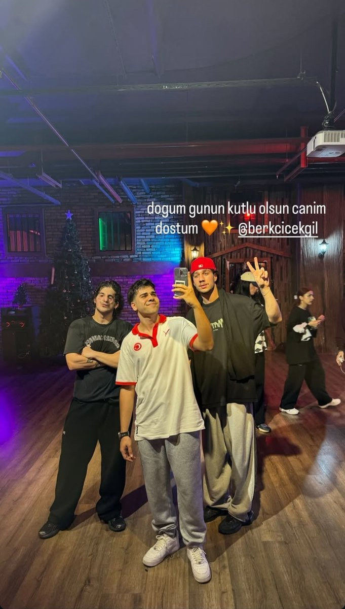 UmitArchivess's tweet photo. Ümit'in Instagram stroysi https://t.co/j6tjbpl9kr