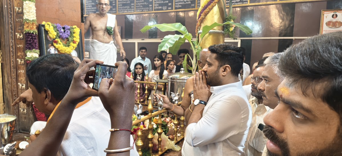 NishanthSMurthy's tweet photo. ಕೊಳ್ಳೇಗಾಲದ ಶ್ರೀ ರಾಘವೇಂದ್ರ ದೇವಸ್ಥಾನಕ್ಕೆ ಭೇಟಿ ನೀಡಿ, ಶ್ರೀ ರಾಘವೇಂದ್ರ ಸ್ವಾಮಿಗಳ ದರ್ಶನ ಪಡೆದು ಆಶೀರ್ವ��ದ ಪಡೆಯಲಾಯಿತು.

- ನಿಮ್ಮ ನಿಶಾಂತ್, ಹನೂರು.

#NishanthS #Nishanth #TeamNishanth #ಚಾಮರಾಜನಗರ #Hanur #HanurConstituency #Kollegal #Chamarajanagar #Mysore #Karnataka https://t.co/EiBWSF9DfT