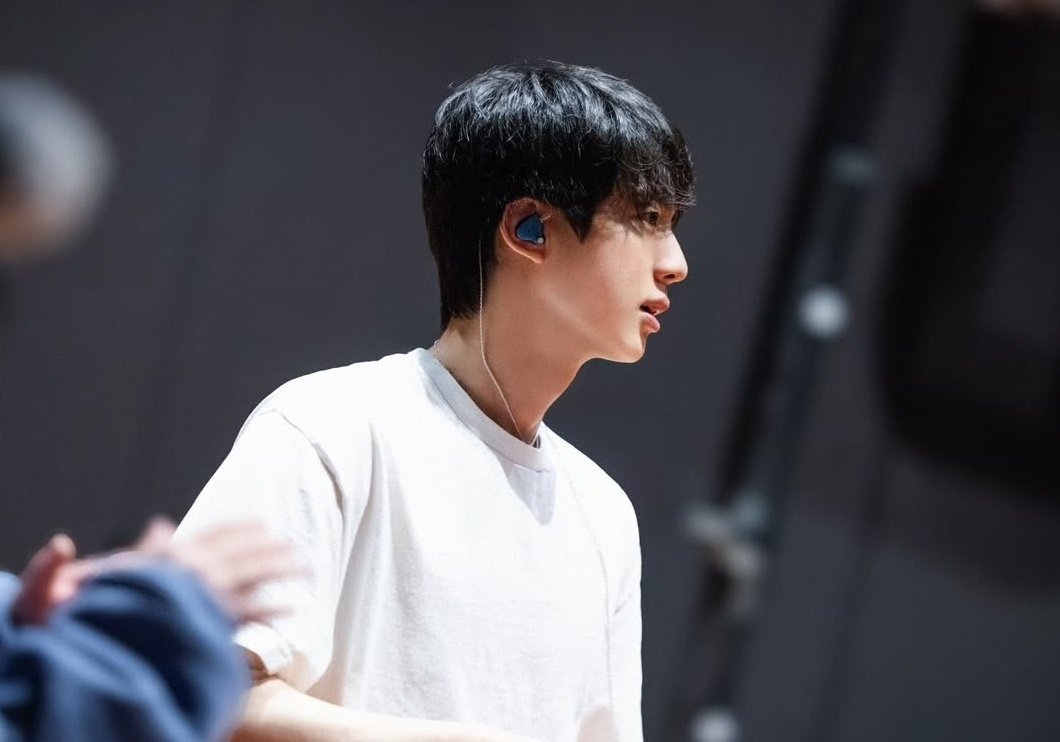ILikePink1204's tweet photo. @so240bhs 청초한 사진 고르기가 특히 힘든 석진이... 😌💫

#JIN #진 #김석진 #방탄소년단진 #BTSJIN https://t.co/ma91agMtwT