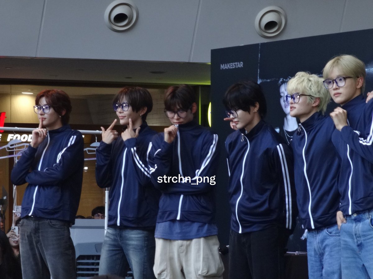 strchn_png's tweet photo. riize in a pe look…? 

#riize #라이즈 #riizeinsg #riizeinsingapore https://t.co/Mz8MVcbtRh