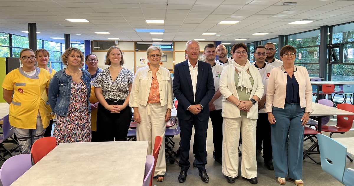 lamayenne's tweet photo. [#ENSEIGNEMENT] 🎒 Top départ pour la rentrée des collèges en #Mayenne !

Cette semaine, le Conseil départemental va à la rencontre des collégiens et des agents. Un kit de rentrée est remis aux élèves de 6e des 41 collèges mayennais. Belle année scolaire à tous ! https://t.co/HAvaDfWYMF