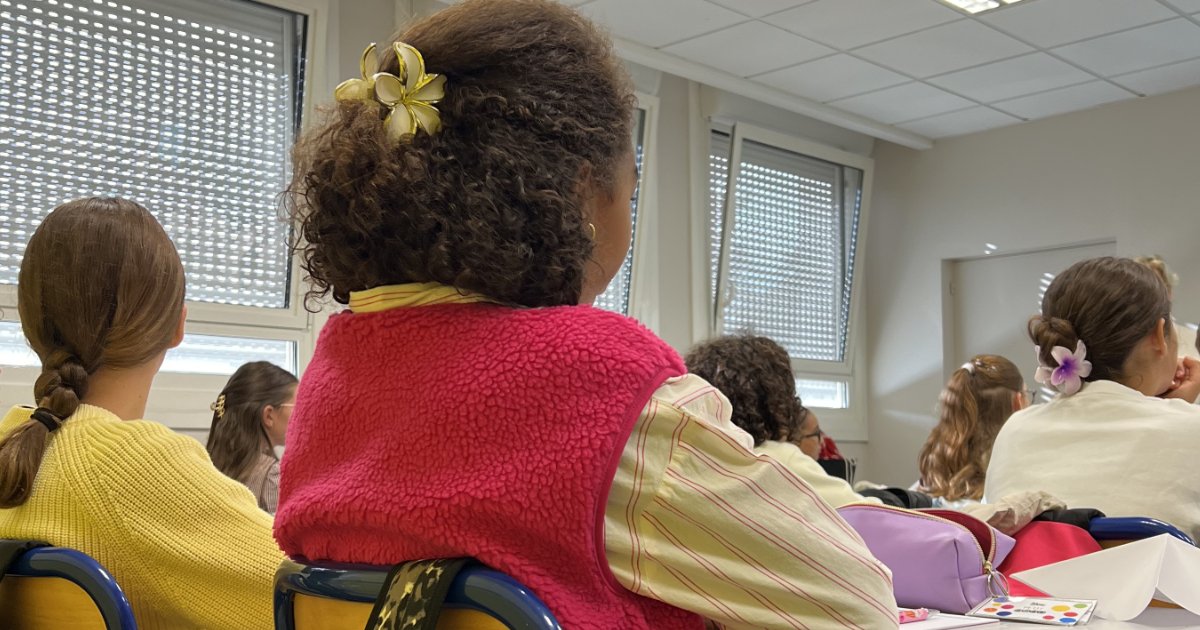lamayenne's tweet photo. [#ENSEIGNEMENT] 🎒 Top départ pour la rentrée des collèges en #Mayenne !

Cette semaine, le Conseil départemental va à la rencontre des collégiens et des agents. Un kit de rentrée est remis aux élèves de 6e des 41 collèges mayennais. Belle année scolaire à tous ! https://t.co/HAvaDfWYMF