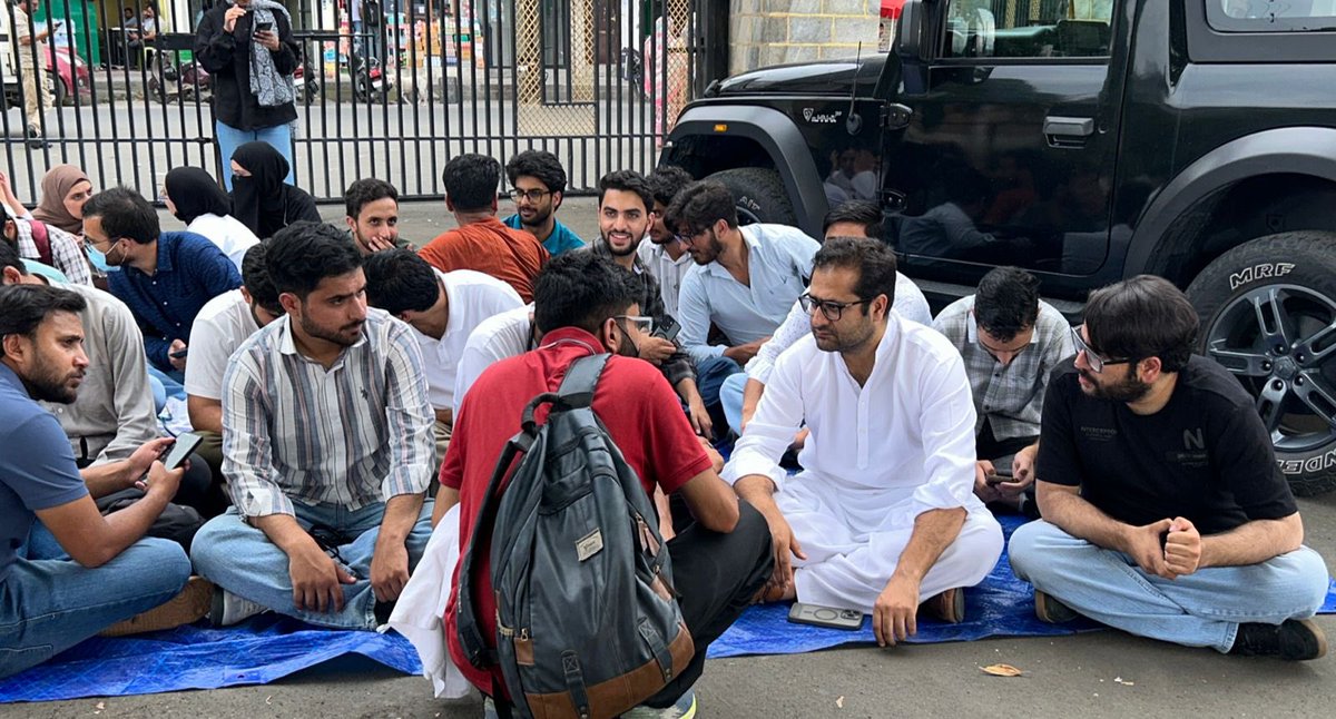 ZuhaibYousf's tweet photo. For the last 7 years the pending demand of increasing stipend remains unanswered. And particularly since 2024, the govt led by Omar Abdullah has been assuring of the file being under process & it remains so indefinitely. there appears no resolutions whatsoever in sight for these Doctors, who give their blood and sweat for strengthening healthcare of this place.

These Doctors deserve dignity, respect and bare minimum the parity. In solidarity! @IMAIndiaOrg  @abhijeet_dipke @neha_aisa