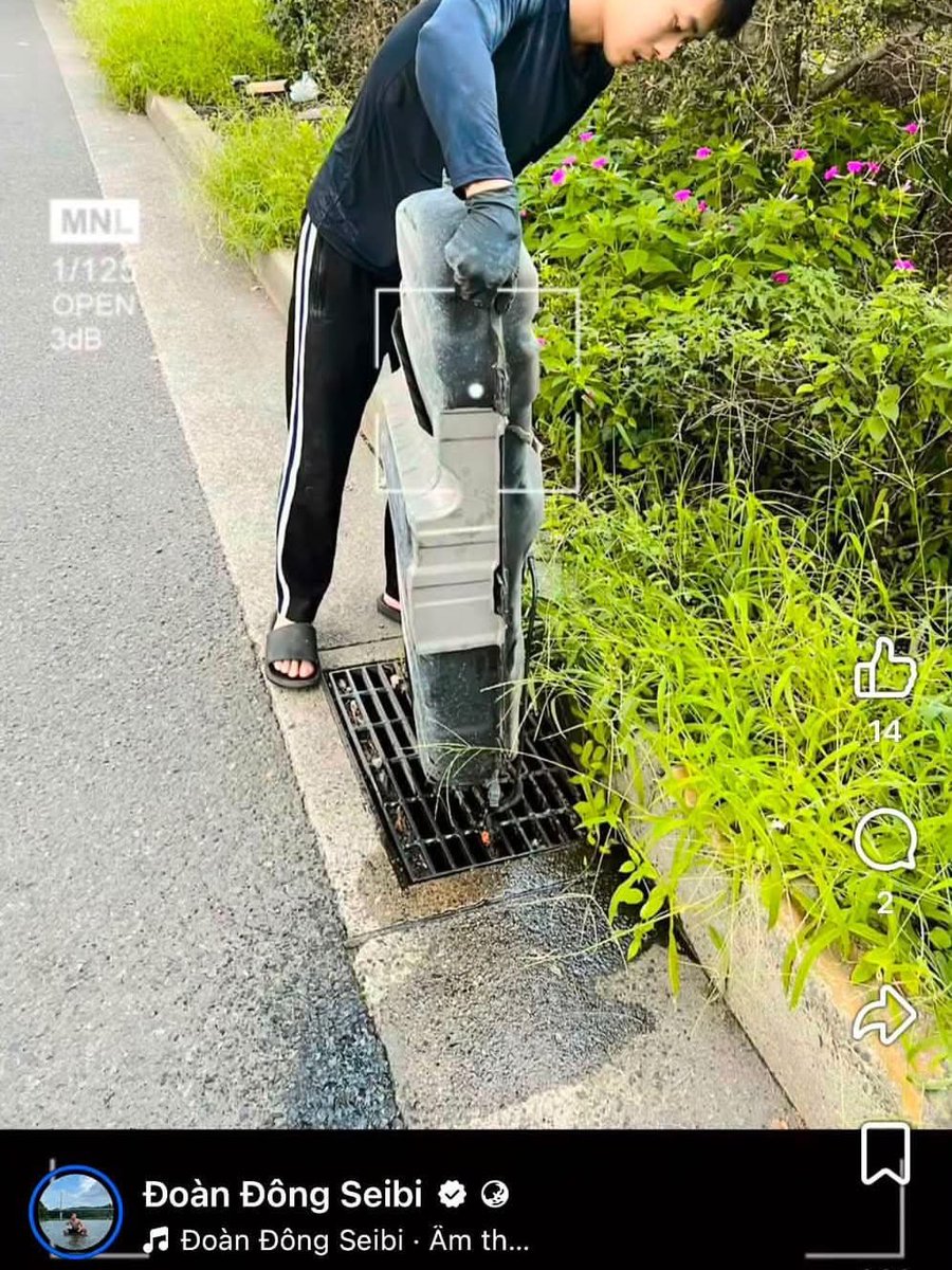 Xg3sT57W994pQc's tweet photo. 八潮市の道路脇で
ベトナム人が間違って買った燃料を
溝に捨てています。

火災の恐れもあるし
著しい環境汚染です。

あまりにも非常識。

みなさんはこれをどう思いますか？？ https://t.co/6V3uQGhdvb