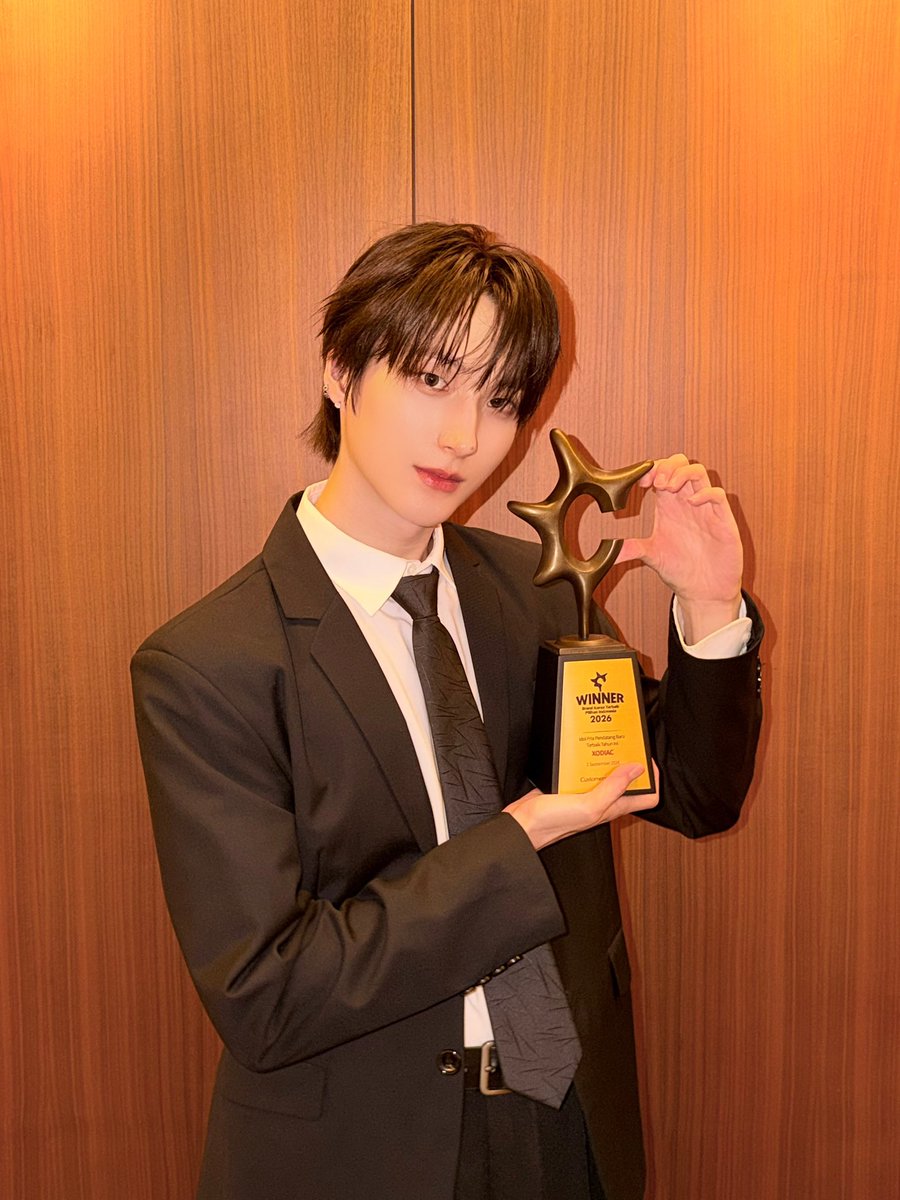 XODIAC_MEMBERS's tweet photo. [#범수] 

쏘블리 덕분에 상 받았네! 항상 너무 고마워!🐈‍⬛🖤

#XODIAC #소디엑 #BEOMSOO #범수 https://t.co/uSlqqteVbq