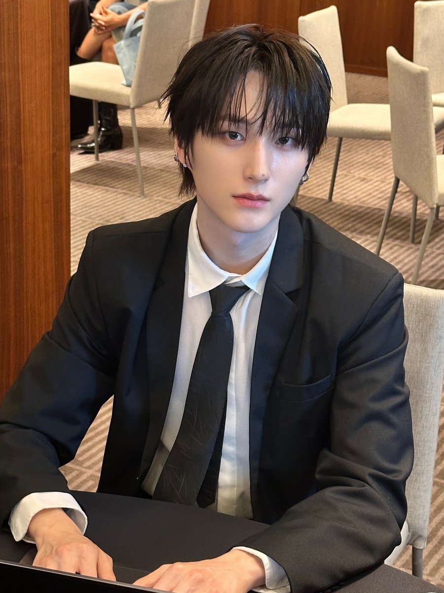 XODIAC_MEMBERS's tweet photo. [#범수] 

쏘블리 덕분에 상 받았네! 항상 너무 고마워!🐈‍⬛🖤

#XODIAC #소디엑 #BEOMSOO #범수 https://t.co/uSlqqteVbq