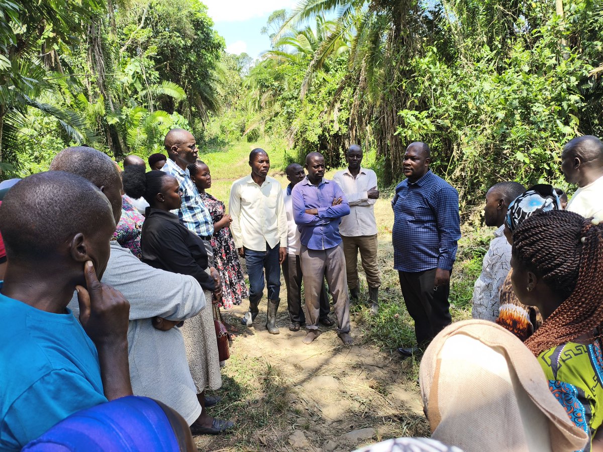 mpigifiles's tweet photo. Residents of Tirobogo and Kasoozo have launched efforts to reopen a road abandoned 20 years ago across River Mayanja. The route would boost trade and access to services, but heavy machinery is needed. Mpigi District has pledged support despite budget constraints. https://t.co/wCPqd1jQlN