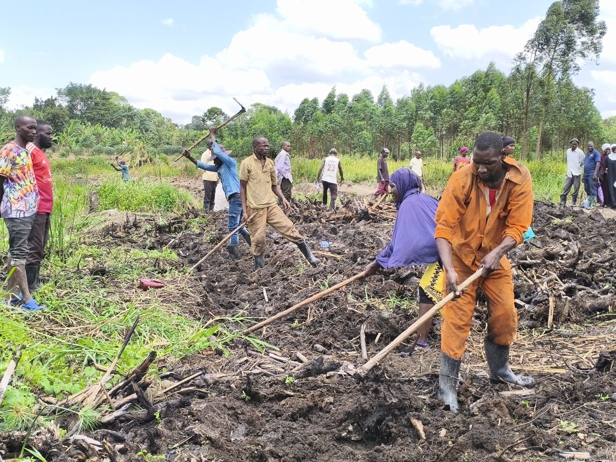 mpigifiles's tweet photo. Residents of Tirobogo and Kasoozo have launched efforts to reopen a road abandoned 20 years ago across River Mayanja. The route would boost trade and access to services, but heavy machinery is needed. Mpigi District has pledged support despite budget constraints. https://t.co/wCPqd1jQlN