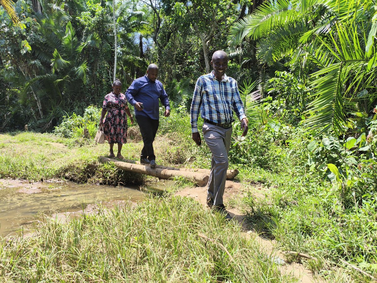 mpigifiles's tweet photo. Residents of Tirobogo and Kasoozo have launched efforts to reopen a road abandoned 20 years ago across River Mayanja. The route would boost trade and access to services, but heavy machinery is needed. Mpigi District has pledged support despite budget constraints. https://t.co/wCPqd1jQlN