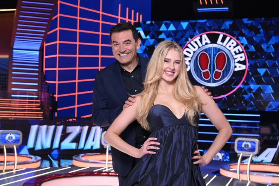 TeleSpettacolo's tweet photo. iniziate oggi le riprese di #cadutalibera
tra le novità un nuovo studio, una band e tanti nuovi e accattivanti round

da lunedì 7 settembre ore 18:45 su #canale5

#ascoltitv https://t.co/SKv2PrJ44n