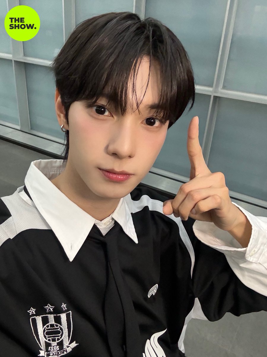 theshow_offcl's tweet photo. #오늘더쇼정식엠씨3회차💗✨ 최립우 이에요
유어들 화요일이 힘들어도
✨나의 토띠 더쇼에서 나를 기다리고 있다✨
생각하면서 힘을 내요
세상에 예쁜 옷들 다 립우 입히고 싶고
맛있는 것들 다 립우 먹이고 싶고
Cutie 립우 🫦𝓢𝓔𝓧𝓨✨ 프초 손이 뻗게 되고
이러다가 우리는 이 세상에서 살아가는 이유와
본질을 잊게 되��죠
그렇다고 우리 모든 욕심을 내려야 할까요...?
(립우를 가질 수 있다면 치와와도 끊겠어요~~🎶)
립우에 대한 마음은 모든 게 정당하다
이렇게 립우를 사랑할 수 있는 게 좋다
결국 유어랑 립우 밖에 없잖아😆
서로를 지키면서 먼 미래까지 오래오래 함께해요
백년기념 여는 그날까지 🐰✏🧡
많은 유어들🩵💛 많은 사랑💞 립랑해〰

#더쇼 #째리뽀 #최립우 @flareu_official