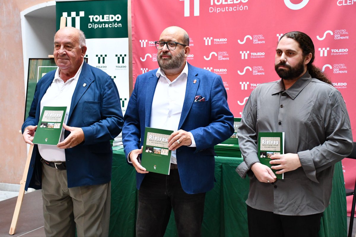DipuToledo's tweet photo. 📖La Diputación edita el primer libro de la historia y memoria de Rielves, acercando a vecinos y futuras generaciones sus raíces y evolución. El diputado Tomás Arribas presenta la obra con el alcalde y el autor
🔗 https://t.co/fSKbMzFlwL

#DiputaciónToledo 💚
#HacemosProvincia 🤝 https://t.co/1s2z1uAauj