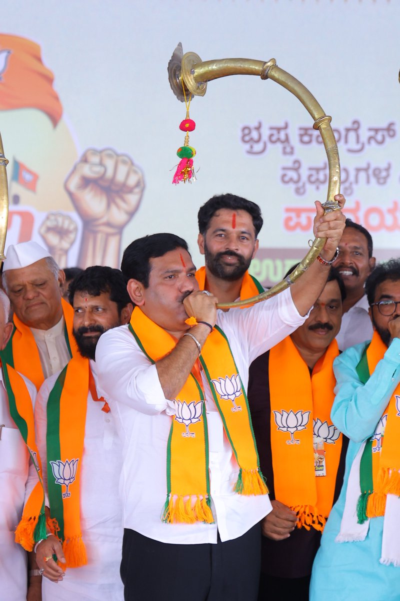BYVijayendra's tweet photo. ಭ್ರಷ್ಟ ಕಾಂಗ್ರೆಸ್‌ಗೆ ಜನಧ್ವನಿಯ ಎಚ್ಚರಿಕೆ - 'ಬಳ್ಳಾರಿ ಚಲೋ' ಪಾದಯಾತ್ರೆಗೆ ವಿಧ್ಯುಕ್ತ ಚಾಲನೆ

ದುರಾಡಳಿತ ನಡೆಸುತ್ತಿರುವ ಈ ಭ್ರಷ್ಟ, ರೈತವಿರೋಧಿ, ಶೋಷಿತರ ವಿರೋಧಿ ಕಾಂಗ್ರೆಸ್ ಸರ್ಕಾರದ ವಿರುದ್ಧ ಜನಾಕ್ರೋಶದ ಅಭಿವ್ಯಕ್ತಿಯಾಗಿ ಪಕ್ಷ ಹಮ್ಮಿಕೊಂಡಿರುವ 10 ದಿನಗಳ ಐತಿಹಾಸಿಕ "ಬಳ್ಳಾರಿ ಚಲೋ" ಪಾದಯಾತ್ರೆಗೆ ಇಂದು ಲಿಂಗಸೂಗೂರಿನಲ್ಲಿ ಬೃಹತ್ ಸಾರ್ವಜನಿಕ ಸಭೆ ನಡೆಸಿ, ಹಿರಿಯ ಜನನಾಯಕರು, ಮಾಜಿ ಮುಖ್ಯಮಂತ್ರಿಗಳು. ರೈತಬಂಧು ನೇತಾರ ಸನ್ಮಾನ್ಯ ಶ್ರೀ @BSYBJP ಅವರು ಚಾಲನೆ ನೀಡಿದರು. 

'ಬಿಜೆಪಿ ಯಾಕೆ ಪಾದಯಾತ್ರೆ ಮಾಡುತ್ತಿದೆ' ಎಂದು ಪ್ರಶ್ನಿಸುವ ಮಾನ್ಯ ಮುಖ್ಯಮಂತ್ರಿ ಶ್ರೀ @DKShivakumar ಅವರೇ, ನಿಮ್ಮ ಸರ್ಕಾರದ ವೈಫಲ್ಯಗಳು, 187 ಕೋಟಿ ರೂ. ವಾಲ್ಮೀಕಿ ನಿಗಮದ ಹಗರಣ, ದಲಿತರ-ರೈತರ ದ್ರೋಹ ಹಾಗೂ ಯುವ ಜನರ ಭವಿಷ್ಯದ ಜೊತೆಗಿನ ನಿಮ್ಮ ಸರ್ಕಾರದ ಚೆಲ್ಲಾಟವೇ ನಮ್ಮ ಹೋರಾಟಕ್ಕೆ ಕಾರಣ! ಬಿ.ನಾಗೇಂದ್ರ ಅವರ ರಾಜೀನಾಮೆ ನಮ್ಮ ಹೋರಾಟಕ್ಕೆ ಸಿಕ್ಕ ಮೊದಲ ಹಂತದ ಜಯ ಮಾತ್ರ. ಮುಂದಿನ ದಿನಗಳಲ್ಲಿ ಸಂಪುಟದ ಮತ್ತೊಬ್ಬ ಸಚಿವರ ರಾಜೀನಾಮೆ ನೀಡುವುದೂ ನಿಶ್ಚಿತವಾಗಿದೆ!

ಬರದಿಂದ ಕಂಗಾಲಾದ ರೈತರು, ಖಾಲಿ ಇರುವ 2.5 ಲಕ್ಷ ಸರ್ಕಾರಿ ಹುದ್ದೆಗಳಿಗಾಗಿ ಕಾಯುತ್ತಿರುವ ಯುವಜನತೆ ಮತ್ತು ಕೊಳ್ಳೆ ಹೊಡೆಯಲ್ಪಟ್ಟ ಶೋಷಿತ ಸಮುದಾಯಗಳ ಹಕ್ಕಿಗಾಗಿ ಈ ಜನಾಂದೋಲನ ರೂಪ ಪಡೆದಿದೆ. ಸಂತ್ರಸ್ತ ರೈತರಿಗೆ ನೆರವಾಗುವ ಬದಲು ರಿಯಲ್ ಎಸ್ಟೇಟ್‌ನಲ್ಲಿ ನಿರತರಾಗಿರುವ ಈ ಭ್ರಷ್ಟ ಸರ್ಕಾರದ ಬಣ್ಣ ಬಯಲು ಮಾಡಿ, ಇದನ್ನು ಬುಡಸಮೇತ ಕಿತ್ತೊಗೆಯುವುದೇ ನಮ್ಮ ಗುರಿ! 

ಪಕ್ಷದ ಈ 10 ದಿನಗಳ ಐತಿಹಾಸಿಕ ಪಾದಯಾತ್ರೆ ರಾಜ್ಯದ ಪರಿವರ್ತನೆಯ ಹೊಸ ಯುಗಕ್ಕೆ ನಾಂದಿ ಹಾಡಲಿದೆ. ಮುಂದಿನ ಒಂದೂವರೆ ವರ್ಷಗಳಲ್ಲಿ ಈ ಜನವಿರೋಧಿ, ಭ್ರಷ್ಟ ಕಾಂಗ್ರೆಸ್ ಸರ್ಕಾರದ ಬಣ್ಣ ಬಯಲು ಮಾಡಿ, ಜನರೇ ಈ ಕಾಂಗ್ರೆಸ್ ಸರ್ಕಾರವನ್ನು ಬುಡಸಮೇತ ಕಿತ್ತೊಗೆದು ಎನ್.ಡಿ.ಎ. ಸರ್ಕಾರವನ್ನು ಅಧಿಕಾರಕ್ಕೆ ತರುವವರೆಗೆ ನಮ್ಮ ಸುದೀರ್ಘ ಹೋರಾಟ ನಿರಂತರವಾಗಿ ಮುಂದುವರಿಯಲಿದೆ.

ಸಭೆಯಲ್ಲಿ ಮಾಜಿ ಮುಖ್ಯಮಂತ್ರಿಗಳು, ಸಂಸದರೂ ಆಗಿರುವ ಶ್ರೀ @BSBommai , ಶ್ರೀ @JagadishShettar , ವಿಧಾನಸಭೆ ವಿರೋಧ ಪಕ್ಷದ ನಾಯಕ ಶ್ರೀ @RAshokaBJP , ವಿಧಾನ ಪರಿಷತ್ ವಿಪಕ್ಷ ನಾಯಕ ಶ್ರೀ @NswamyChalavadi , ರಾಜ್ಯ ಸಹ ಉಸ್ತುವಾರಿ ಶ್ರೀ @ReddySudhakar21, ಮಾಜಿ ಉಪಮುಖ್ಯಮಂತ್ರಿಗಳು, ಸಂಸದರೂ ಆಗಿರುವ ಶ್ರೀ @govind_karjol ಮಾಜಿ ಸಚಿವರಾದ @sriramulubjp , ಮಾಜಿ ಸಚಿವರು, ಶಾಸಕರಾದ ಶ್ರೀ @CTRavi_BJP , ವಿಧಾನ ಪರಿಷತ್‌ ವಿಪಕ್ಷ ಮುಖ್ಯ ಸಚೇತಕರಾದ ಶ್ರೀ @nrkbjp ‌, ಶಾಸಕರುಗಳಾದ ಶ್ರೀ @JanardhanaBJP , ಶ್ರೀ ಮಾನಪ್ಪ ವಜ್ಜಲ್, ಡಾ.ಶಿವರಾಜ್ ಪಾಟೀಲ್ ಸೇರಿದಂತೆ ಪಕ್ಷದ ನಾಯಕರುಗಳು, ಪ್ರಮುಖರು, ಪದಾಧಿಕಾರಿಗಳು, ಅತಿ ಹೆಚ್ಚಿನ ಸಂಖ್ಯೆಯಲ್ಲಿ ನಮ್ಮ ಕಾರ್ಯಕರ್ತ ಬಂಧುಗಳು ಉಪಸ್ಥಿತರಿದ್ದರು. 

ಬನ್ನಿ, ನೀವೂ ಕೂಡ ಈ ಜನಾಂದೋಲನದಲ್ಲಿ ಜೊತೆಯಾಗಿ, ಜನಾಕ್ರೋಶಕ್ಕೆ ಧ್ವನಿಯಾಗಿ!

#BallariChalo #CongressFailsKarnataka