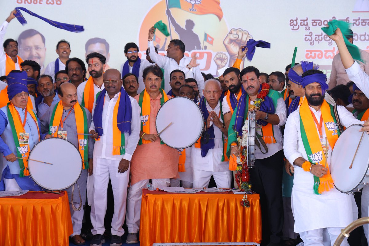 BYVijayendra's tweet photo. ಭ್ರಷ್ಟ ಕಾಂಗ್ರೆಸ್‌ಗೆ ಜನಧ್ವನಿಯ ಎಚ್ಚರಿಕೆ - 'ಬಳ್ಳಾರಿ ಚಲೋ' ಪಾದಯಾತ್ರೆಗೆ ವಿಧ್ಯುಕ್ತ ಚಾಲನೆ

ದುರಾಡಳಿತ ನಡೆಸುತ್ತಿರುವ ಈ ಭ್ರಷ್ಟ, ರೈತವಿರೋಧಿ, ಶೋಷಿತರ ವಿರೋಧಿ ಕಾಂಗ್ರೆಸ್ ಸರ್ಕಾರದ ವಿರುದ್ಧ ಜನಾಕ್ರೋಶದ ಅಭಿವ್ಯಕ್ತಿಯಾಗಿ ಪಕ್ಷ ಹಮ್ಮಿಕೊಂಡಿರುವ 10 ದಿನಗಳ ಐತಿಹಾಸಿಕ "ಬಳ್ಳಾರಿ ಚಲೋ" ಪಾದಯಾತ್ರೆಗೆ ಇಂದು ಲಿಂಗಸೂಗೂರಿನಲ್ಲಿ ಬೃಹತ್ ಸಾರ್ವಜನಿಕ ಸಭೆ ನಡೆಸಿ, ಹಿರಿಯ ಜನನಾಯಕರು, ಮಾಜಿ ಮುಖ್ಯಮಂತ್ರಿಗಳು. ರೈತಬಂಧು ನೇತಾರ ಸನ್ಮಾನ್ಯ ಶ್ರೀ @BSYBJP ಅವರು ಚಾಲನೆ ನೀಡಿದರು. 

'ಬಿಜೆಪಿ ಯಾಕೆ ಪಾದಯಾತ್ರೆ ಮಾಡುತ್ತಿದೆ' ಎಂದು ಪ್ರಶ್ನಿಸುವ ಮಾನ್ಯ ಮುಖ್ಯಮಂತ್ರಿ ಶ್ರೀ @DKShivakumar ಅವರೇ, ನಿಮ್ಮ ಸರ್ಕಾರದ ವೈಫಲ್ಯಗಳು, 187 ಕೋಟಿ ರೂ. ವಾಲ್ಮೀಕಿ ನಿಗಮದ ಹಗರಣ, ದಲಿತರ-ರೈತರ ದ್ರೋಹ ಹಾಗೂ ಯುವ ಜನರ ಭವಿಷ್ಯದ ಜೊತೆಗಿನ ನಿಮ್ಮ ಸರ್ಕಾರದ ಚೆಲ್ಲಾಟವೇ ನಮ್ಮ ಹೋರಾಟಕ್ಕೆ ಕಾರಣ! ಬಿ.ನಾಗೇಂದ್ರ ಅವರ ರಾಜೀನಾಮೆ ನಮ್ಮ ಹೋರಾಟಕ್ಕೆ ಸಿಕ್ಕ ಮೊದಲ ಹಂತದ ಜಯ ಮಾತ್ರ. ಮುಂದಿನ ದಿನಗಳಲ್ಲಿ ಸಂಪುಟದ ಮತ್ತೊಬ್ಬ ಸಚಿವರ ರಾಜೀನಾಮೆ ನೀಡುವುದೂ ನಿಶ್ಚಿತವಾಗಿದೆ!

ಬರದಿಂದ ಕಂಗಾಲಾದ ರೈತರು, ಖಾಲಿ ಇರುವ 2.5 ಲಕ್ಷ ಸರ್ಕಾರಿ ಹುದ್ದೆಗಳಿಗಾಗಿ ಕಾಯುತ್ತಿರುವ ಯುವಜನತೆ ಮತ್ತು ಕೊಳ್ಳೆ ಹೊಡೆಯಲ್ಪಟ್ಟ ಶೋಷಿತ ಸಮುದಾಯಗಳ ಹಕ್ಕಿಗಾಗಿ ಈ ಜನಾಂದೋಲನ ರೂಪ ಪಡೆದಿದೆ. ಸಂತ್ರಸ್ತ ರೈತರಿಗೆ ನೆರವಾಗುವ ಬದಲು ರಿಯಲ್ ಎಸ್ಟೇಟ್‌ನಲ್ಲಿ ನಿರತರಾಗಿರುವ ಈ ಭ್ರಷ್ಟ ಸರ್ಕಾರದ ಬಣ್ಣ ಬಯಲು ಮಾಡಿ, ಇದನ್ನು ಬುಡಸಮೇತ ಕಿತ್ತೊಗೆಯುವುದೇ ನಮ್ಮ ಗುರಿ! 

ಪಕ್ಷದ ಈ 10 ದಿನಗಳ ಐತಿಹಾಸಿಕ ಪಾದಯಾತ್ರೆ ರಾಜ್ಯದ ಪರಿವರ್ತನೆಯ ಹೊಸ ಯುಗಕ್ಕೆ ನಾಂದಿ ಹಾಡಲಿದೆ. ಮುಂದಿನ ಒಂದೂವರೆ ವರ್ಷಗಳಲ್ಲಿ ಈ ಜನವಿರೋಧಿ, ಭ್ರಷ್ಟ ಕಾಂಗ್ರೆಸ್ ಸರ್ಕಾರದ ಬಣ್ಣ ಬಯಲು ಮಾಡಿ, ಜನರೇ ಈ ಕಾಂಗ್ರೆಸ್ ಸರ್ಕಾರವನ್ನು ಬುಡಸಮೇತ ಕಿತ್ತೊಗೆದು ಎನ್.ಡಿ.ಎ. ಸರ್ಕಾರವನ್ನು ಅಧಿಕಾರಕ್ಕೆ ತರುವವರೆಗೆ ನಮ್ಮ ಸುದೀರ್ಘ ಹೋರಾಟ ನಿರಂತರವಾಗಿ ಮುಂದುವರಿಯಲಿದೆ.

ಸಭೆಯಲ್ಲಿ ಮಾಜಿ ಮುಖ್ಯಮಂತ್ರಿಗಳು, ಸಂಸದರೂ ಆಗಿರುವ ಶ್ರೀ @BSBommai , ಶ್ರೀ @JagadishShettar , ವಿಧಾನಸಭೆ ವಿರೋಧ ಪಕ್ಷದ ನಾಯಕ ಶ್ರೀ @RAshokaBJP , ವಿಧಾನ ಪರಿಷತ್ ವಿಪಕ್ಷ ನಾಯಕ ಶ್ರೀ @NswamyChalavadi , ರಾಜ್ಯ ಸಹ ಉಸ್ತುವಾರಿ ಶ್ರೀ @ReddySudhakar21, ಮಾಜಿ ಉಪಮುಖ್ಯಮಂತ್ರಿಗಳು, ಸಂಸದರೂ ಆಗಿರುವ ಶ್ರೀ @govind_karjol ಮಾಜಿ ಸಚಿವರಾದ @sriramulubjp , ಮಾಜಿ ಸಚಿವರು, ಶಾಸಕರಾದ ಶ್ರೀ @CTRavi_BJP , ವಿಧಾನ ಪರಿಷತ್‌ ವಿಪಕ್ಷ ಮುಖ್ಯ ಸಚೇತಕರಾದ ಶ್ರೀ @nrkbjp ‌, ಶಾಸಕರುಗಳಾದ ಶ್ರೀ @JanardhanaBJP , ಶ್ರೀ ಮಾನಪ್ಪ ವಜ್ಜಲ್, ಡಾ.ಶಿವರಾಜ್ ಪಾಟೀಲ್ ಸೇರಿದಂತೆ ಪಕ್ಷದ ನಾಯಕರುಗಳು, ಪ್ರಮುಖರು, ಪದಾಧಿಕಾರಿಗಳು, ಅತಿ ಹೆಚ್ಚಿನ ಸಂಖ್ಯೆಯಲ್ಲಿ ನಮ್ಮ ಕಾರ್ಯಕರ್ತ ಬಂಧುಗಳು ಉಪಸ್ಥಿತರಿದ್ದರು. 

ಬನ್ನಿ, ನೀವೂ ಕೂಡ ಈ ಜನಾಂದೋಲನದಲ್ಲಿ ಜೊತೆಯಾಗಿ, ಜನಾಕ್ರೋಶಕ್ಕೆ ಧ್ವನಿಯಾಗಿ!

#BallariChalo #CongressFailsKarnataka