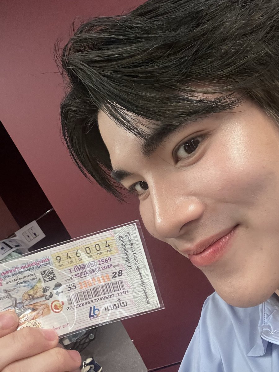 APHIN_NAKA's tweet photo. ผมดำ Meitu premium ❌
ผมดำสเปรย์ ✅
ชุดนักเรียนขาสั้น ✅
รักแห่งสยาม (ไม่แน่ใจ)
ถ่ายกับเจมีไนน์มั้ย (อันนี้ไม่รู้) 

//ร่วมด้วยช่วยกันจ้องอาจจะถ่ายไพล็อตแต่เป็นชุดก่อนขึ้นมหาลัยงี้ 👀🥹 https://t.co/HaviDNSxTG