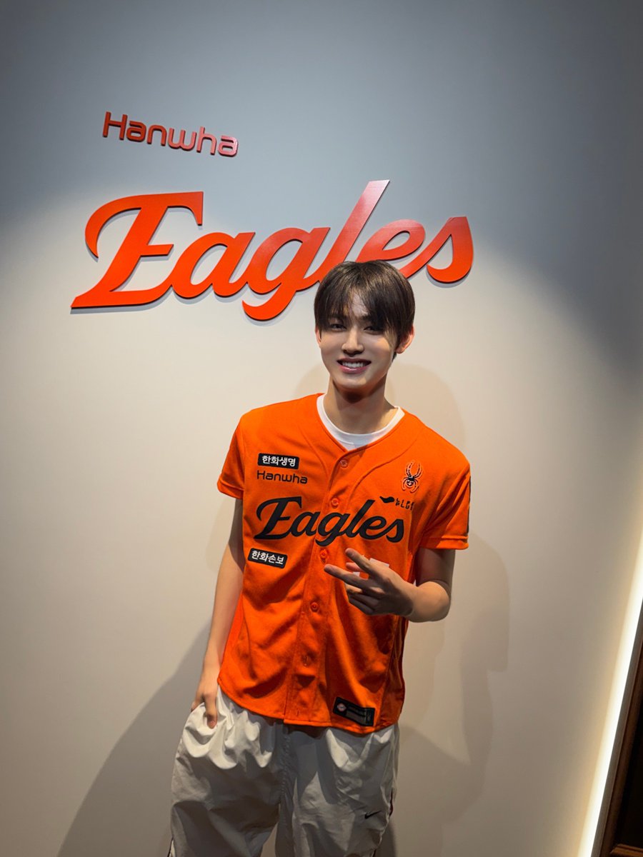 eomvinyl's tweet photo. segrup tangki cintanya penuh semua. saling support satu sama lain. keluarga cemara banget mereka tuh. sayang banget sama mereka berlima huhuhuhu. oh my fam(ily)🥹🫂🤍 https://t.co/BY1z4su5dB