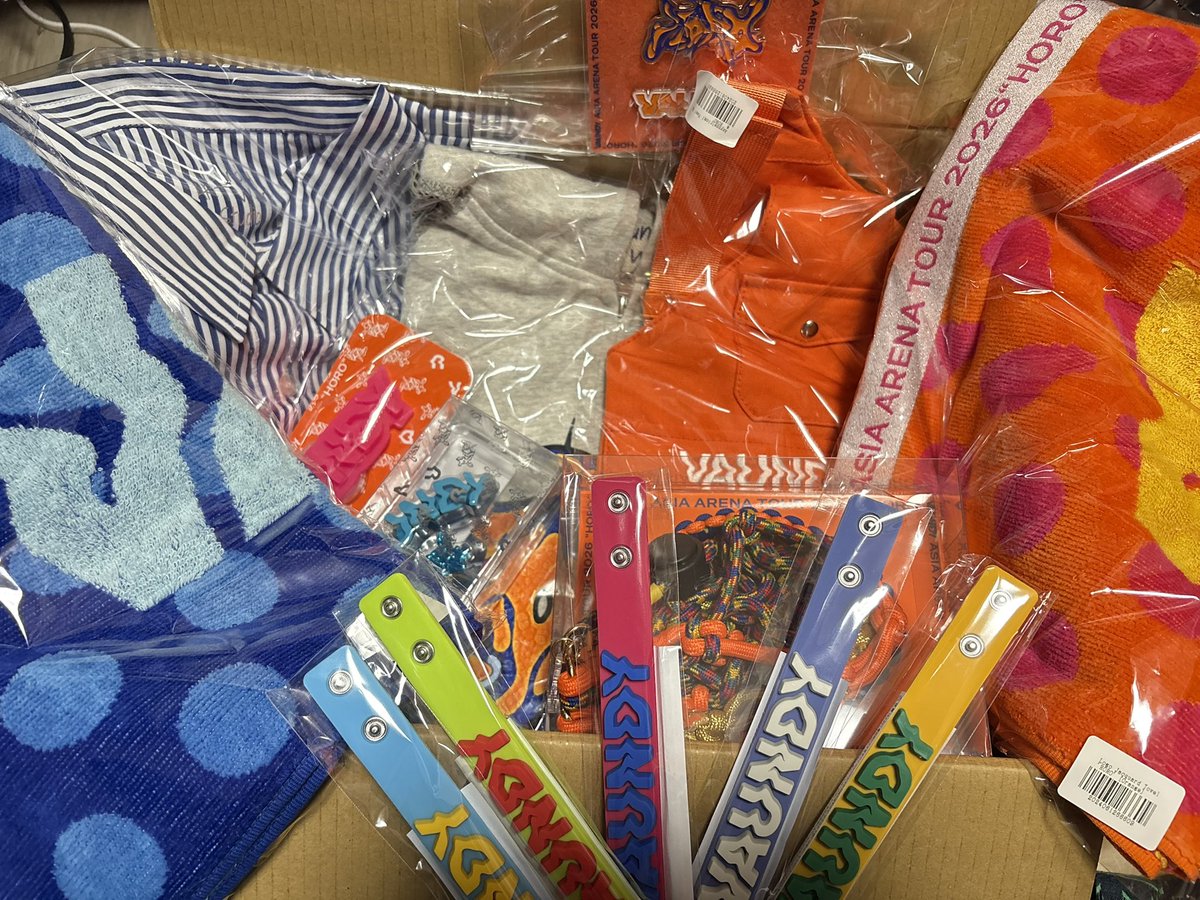 ayano_vaws's tweet photo. 最っ高な自分への誕生日プレゼント届いたよ🎂💐
全部大優勝🏆✨
買えなかった分は現地調達！
 #Vaundy
 #VaundyHORO https://t.co/h55bw9VQeh