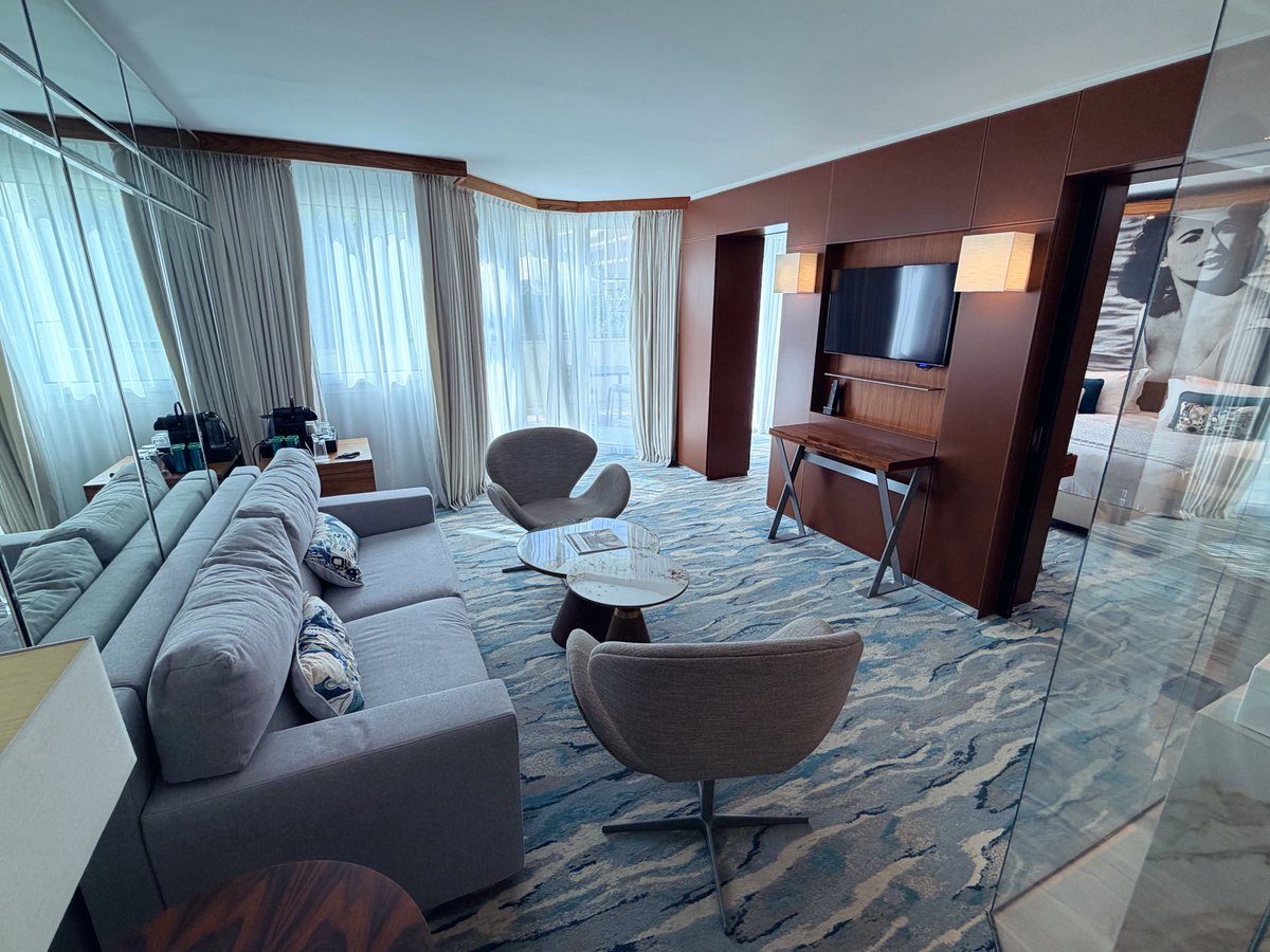 akitani2019's tweet photo. お部屋はNUAが早い段階で承認され、スイートにUPGしてもらえました
ただ下層ステータスのチタンでは、眺めの良い海沿いではなく、1階のこんな感じのお部屋でした
海沿いのホテルをあえて予約したのに甘かったです😭

この時のホテル代はボトムで約25万、ptはギリ無料宿泊が使えない105000ptでした💦 https://t.co/z2yqoAV4Gp