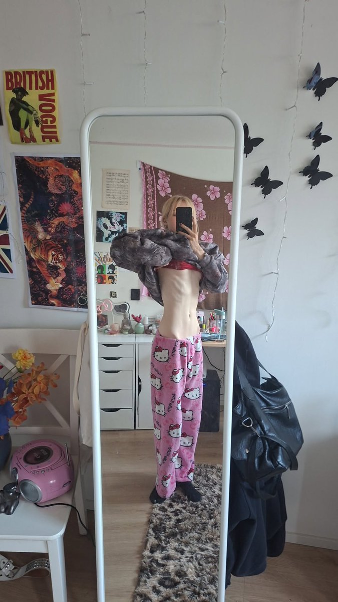 Ellexskinni's tweet photo. Rare aesthetic: doing 3 maintanance high carb days and losing all the water retention and suddenly being bmi 14 https://t.co/CE3LRcxUxQ