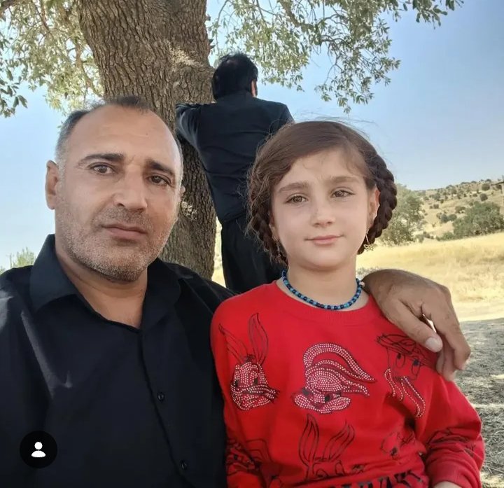 Nickkhoo_arash's tweet photo. داوطلبی که در آتش‌سوزی مرخیل پاوه، بر اثر انفجار مین مجروح شد و هم‌اکنون در بیمارستان پاوه بستری است، شاعری اهل پاوه به نام «مهرداد جمشیدی» است که نمایه پروفایل وی در اینستاگرام، «درفش کاویانی» است‌. پاوه شهری کُردنشین با گویش هورامی در استان کرمانشاه است. https://t.co/52bDo8cTD1